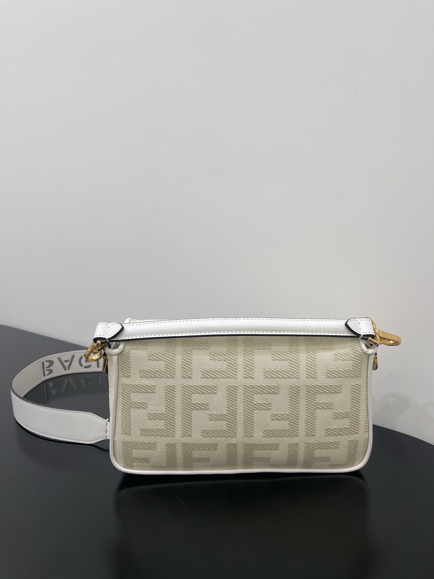 FENDI 26 BAGUETTE WHITE NAPPA LEATHER BAG WITH GOLD HARDWARE mysite