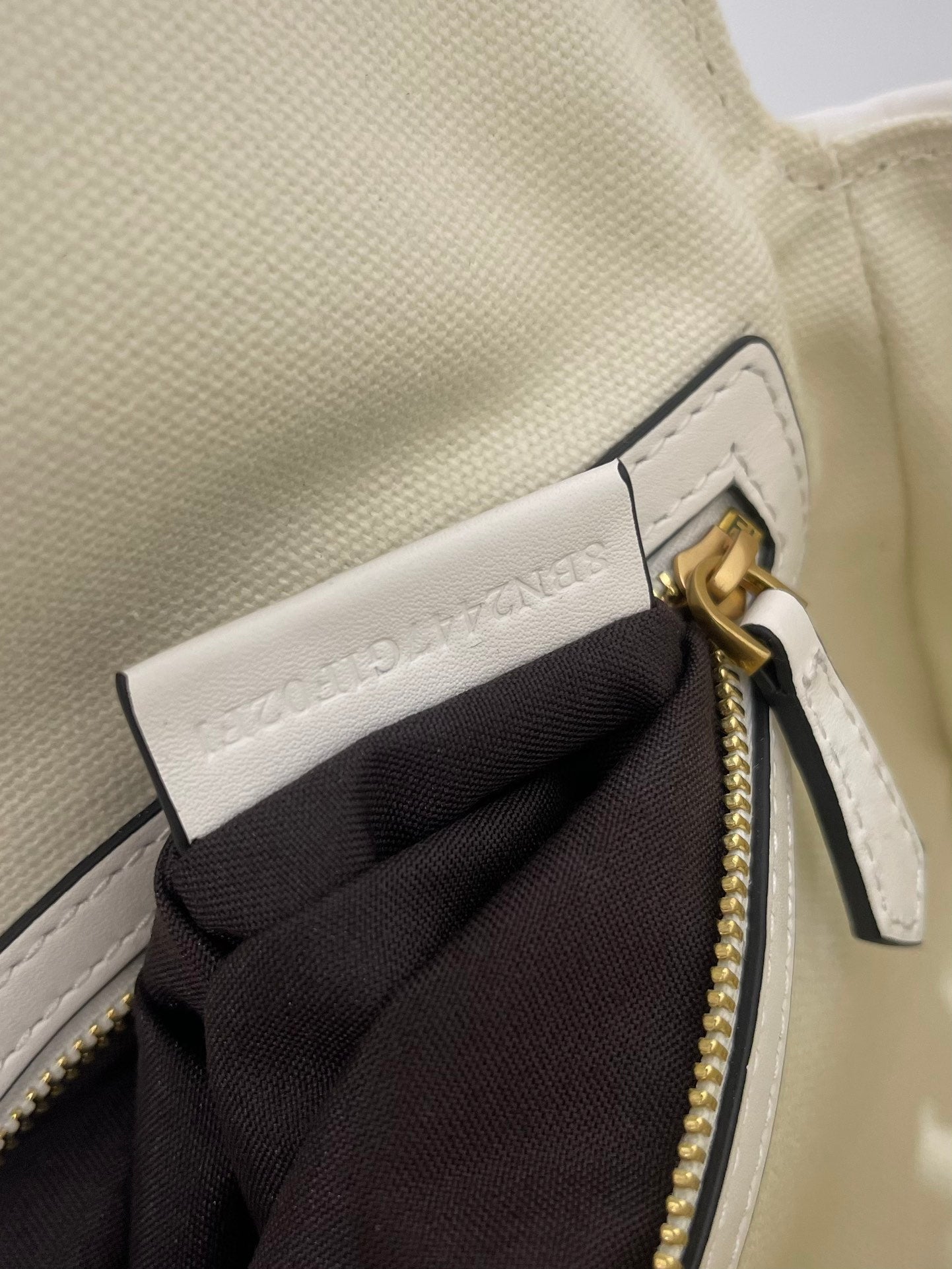 FENDI 26 BAGUETTE WHITE NAPPA LEATHER BAG WITH GOLD HARDWARE mysite