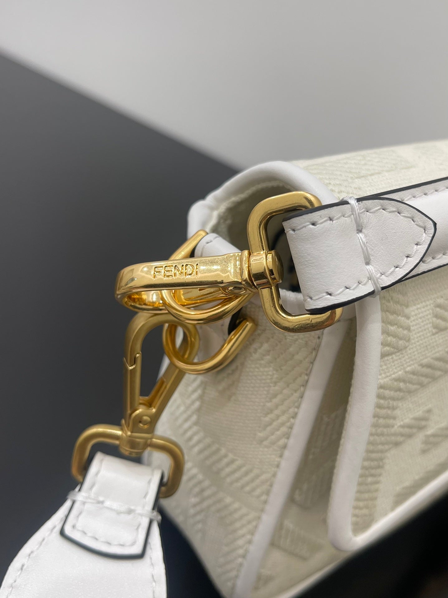 FENDI 26 BAGUETTE WHITE NAPPA LEATHER BAG WITH GOLD HARDWARE mysite