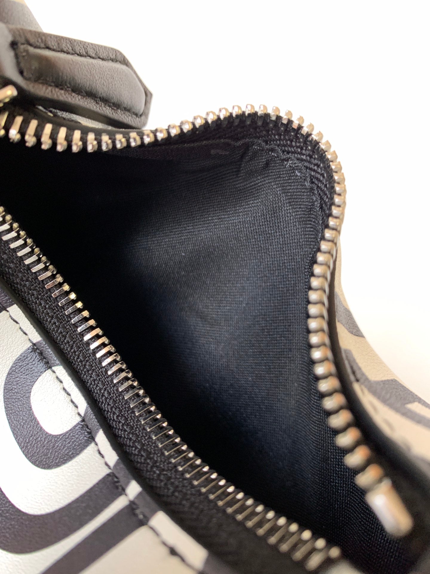 FENDIGRAPHY MINI 16 IN WHITE MIX BLACK SMOOTH CALFSKIN SILVER HARDWARE mysite