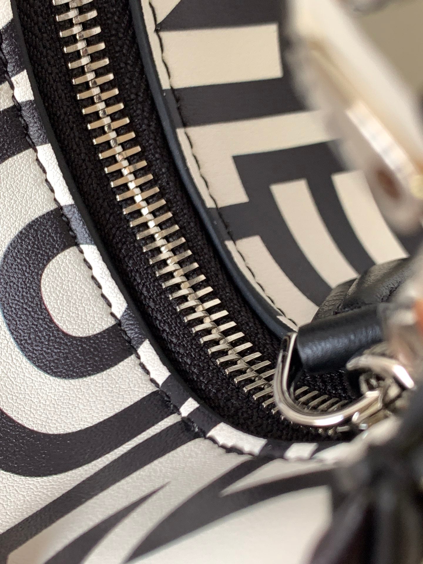 FENDIGRAPHY MINI 16 IN WHITE MIX BLACK SMOOTH CALFSKIN SILVER HARDWARE mysite