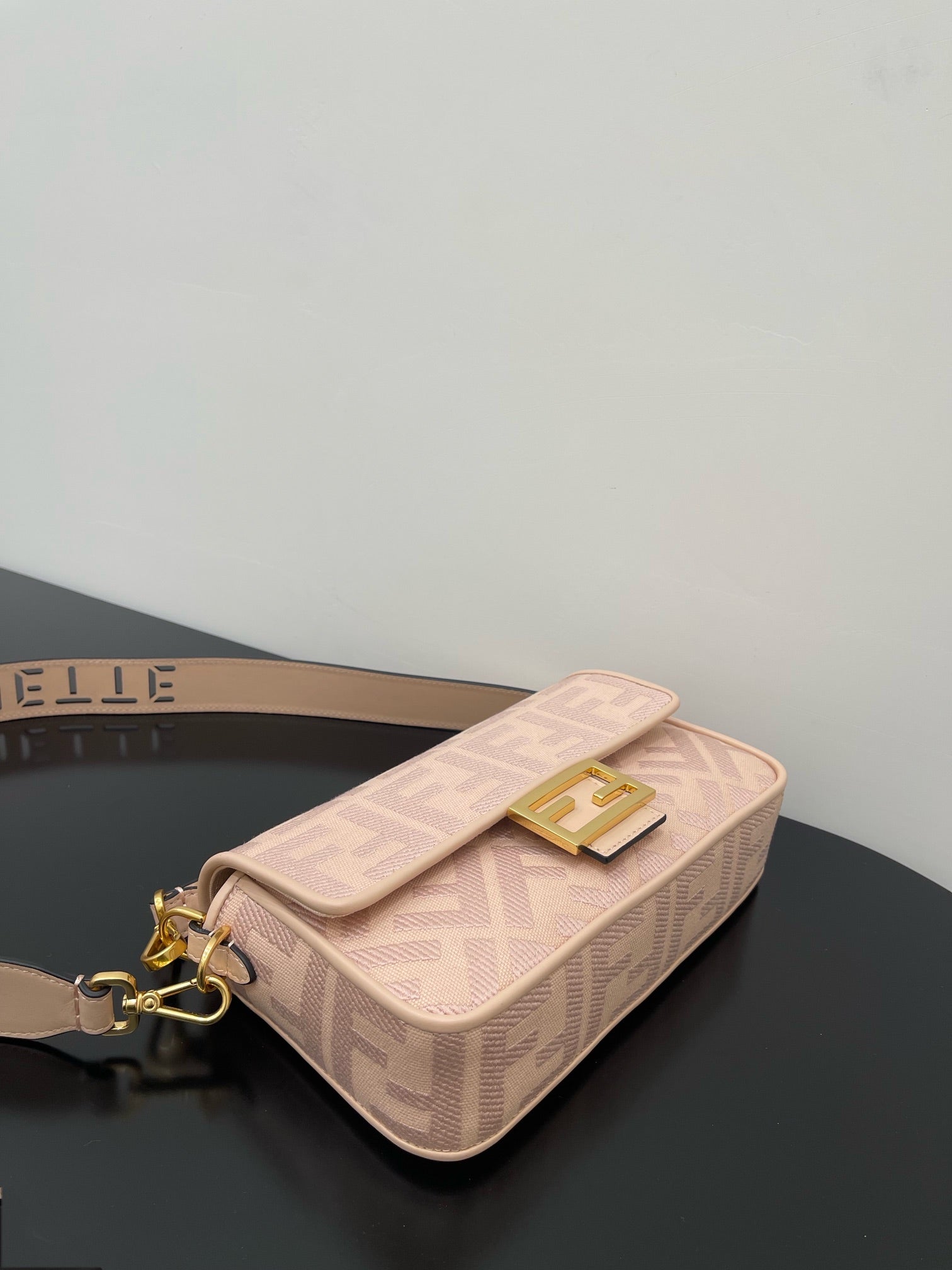 FENDI 26 BAGUETTE LIGHT PINK NAPPA LEATHER BAG WITH GOLD HARDWARE mysite