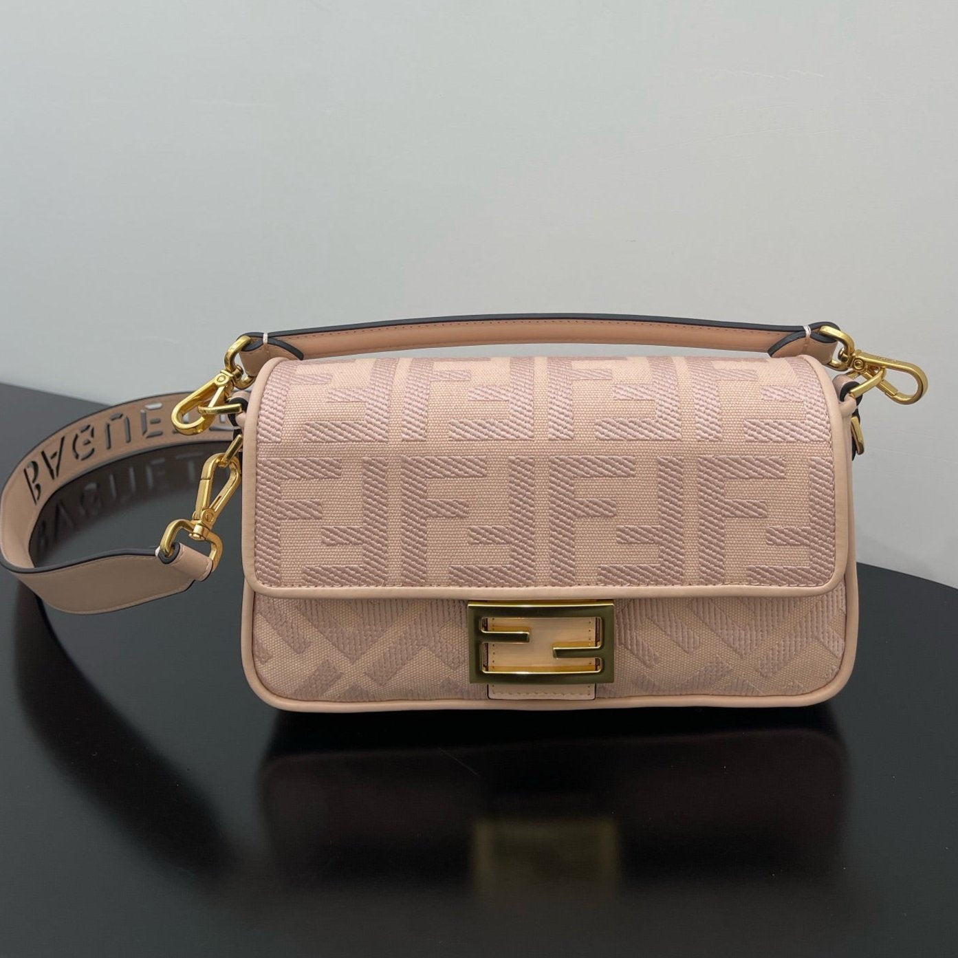 FENDI 26 BAGUETTE LIGHT PINK NAPPA LEATHER BAG WITH GOLD HARDWARE mysite