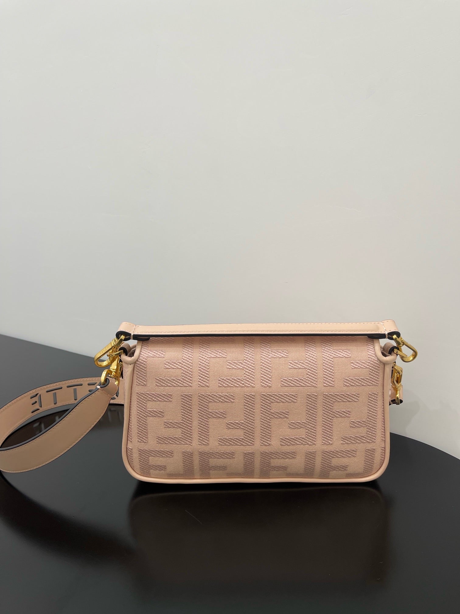 FENDI 26 BAGUETTE LIGHT PINK NAPPA LEATHER BAG WITH GOLD HARDWARE mysite