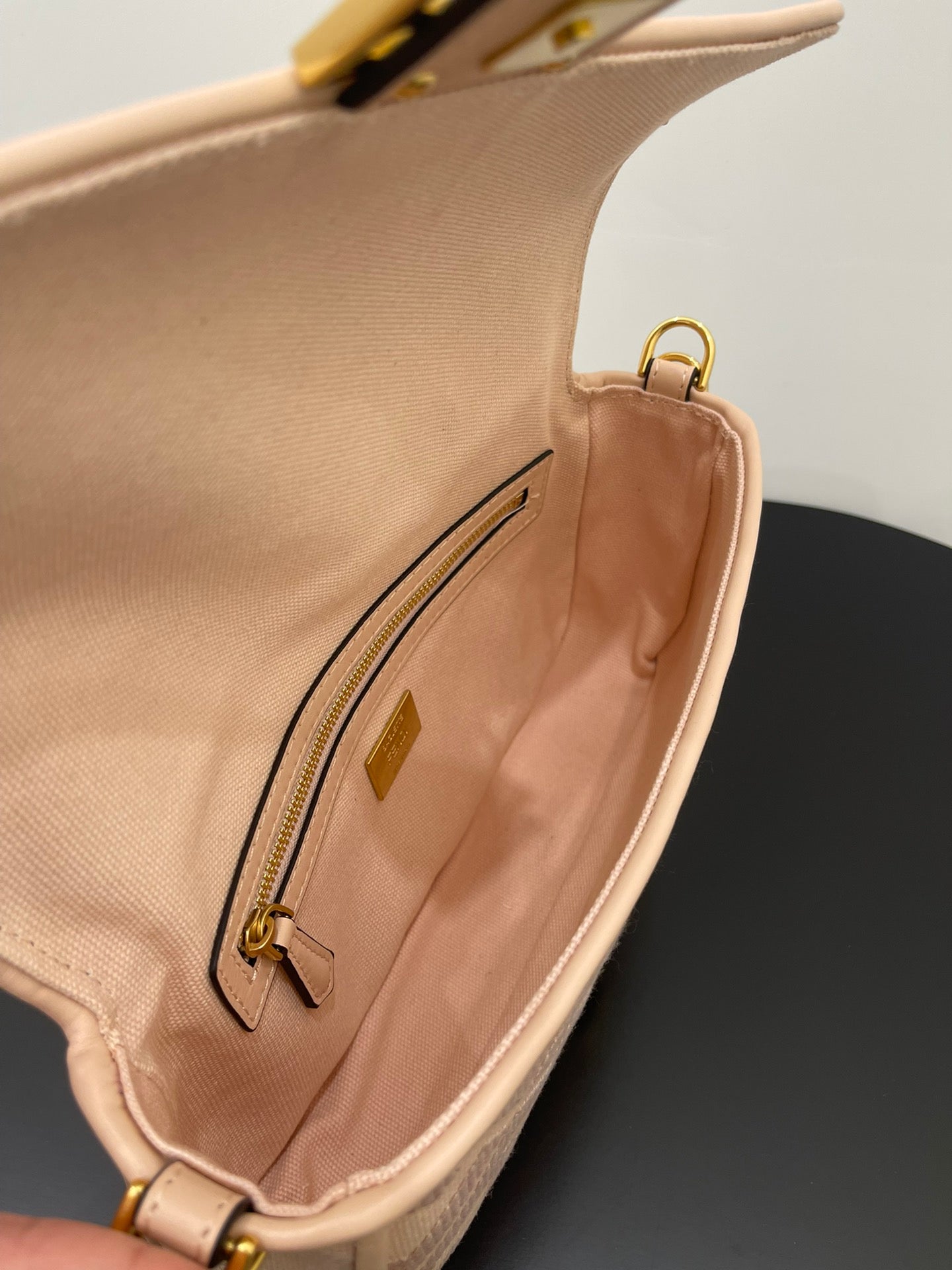 FENDI 26 BAGUETTE LIGHT PINK NAPPA LEATHER BAG WITH GOLD HARDWARE mysite