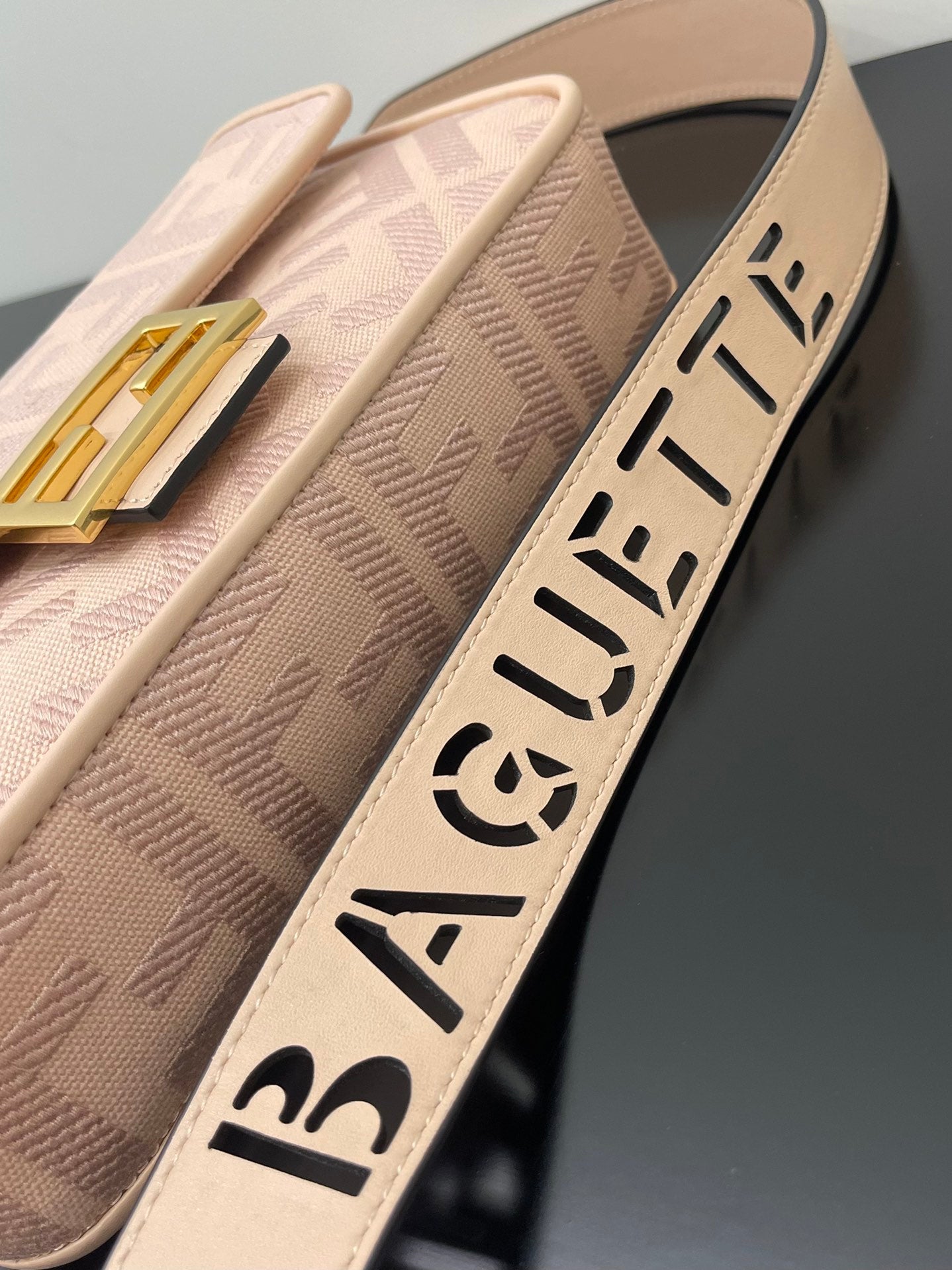 FENDI 26 BAGUETTE LIGHT PINK NAPPA LEATHER BAG WITH GOLD HARDWARE mysite