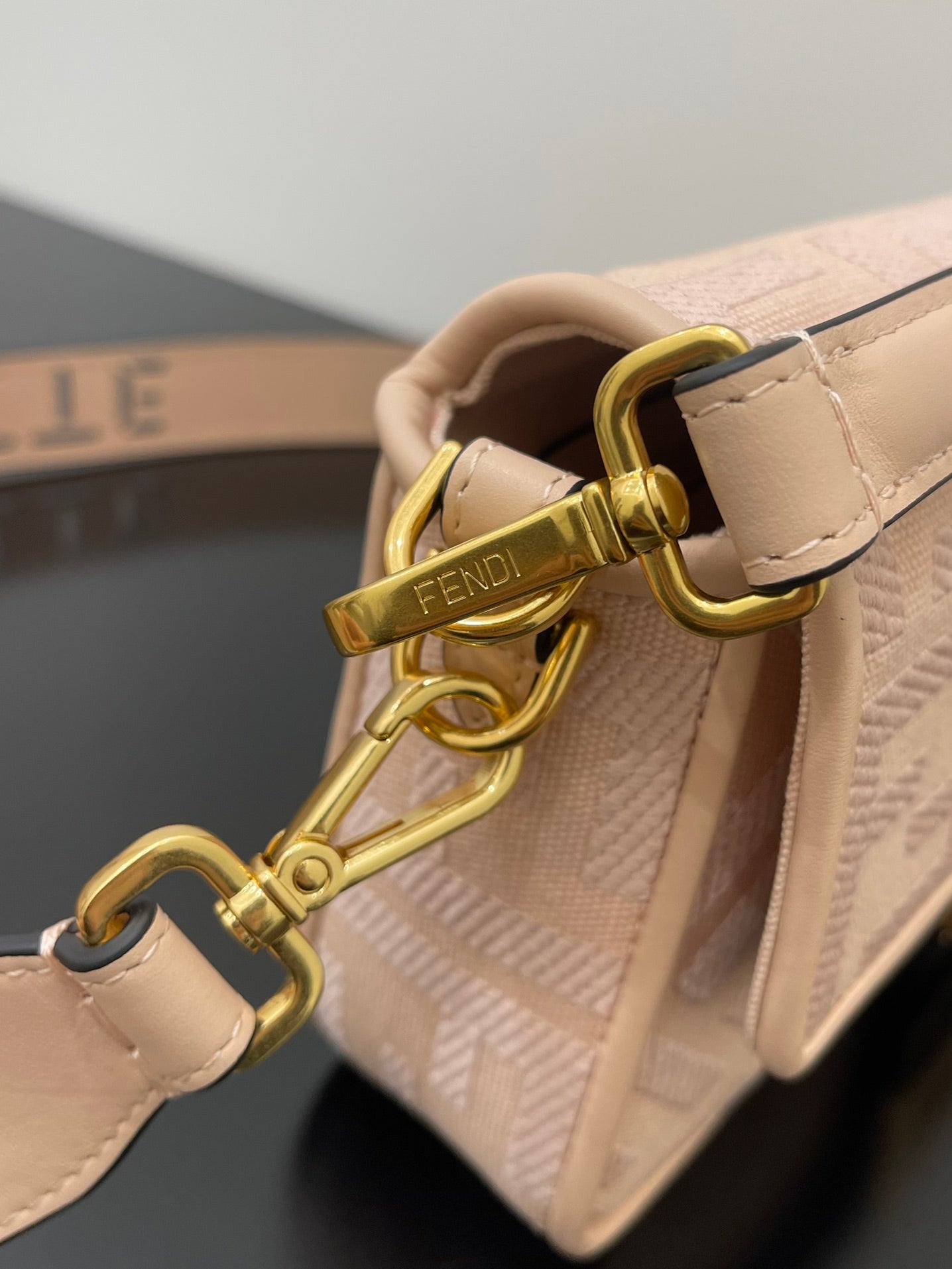 FENDI 26 BAGUETTE LIGHT PINK NAPPA LEATHER BAG WITH GOLD HARDWARE mysite