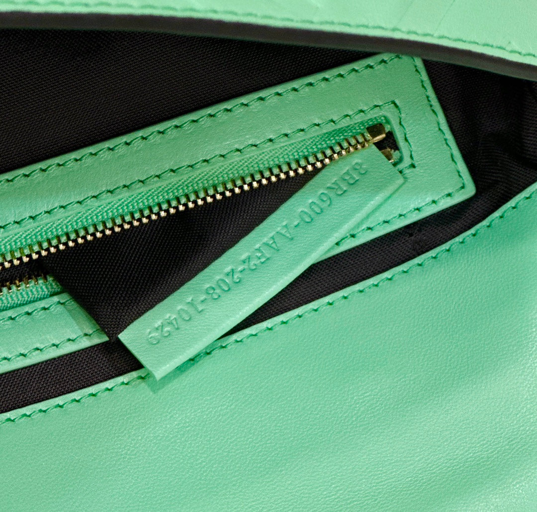 BAGUETTE WITH FF MOTIF 27 IN DE YORK GREEN SOFT LAMBSKIN GOLD HARDWARE mysite