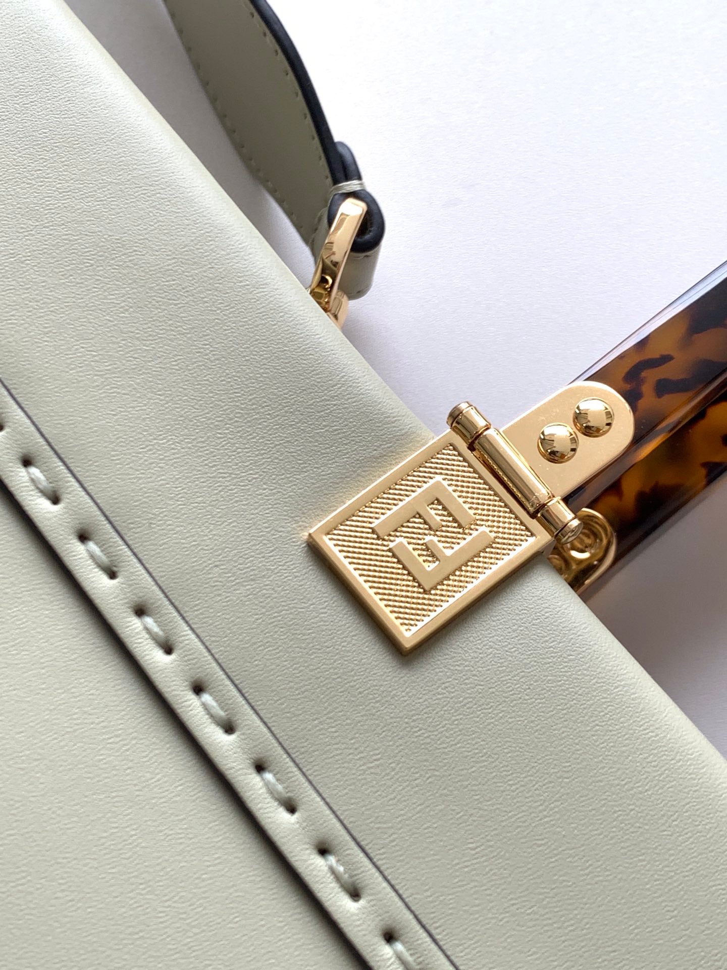 Fend Sunshine Medium Bag 35 Light Grey Leather mysite