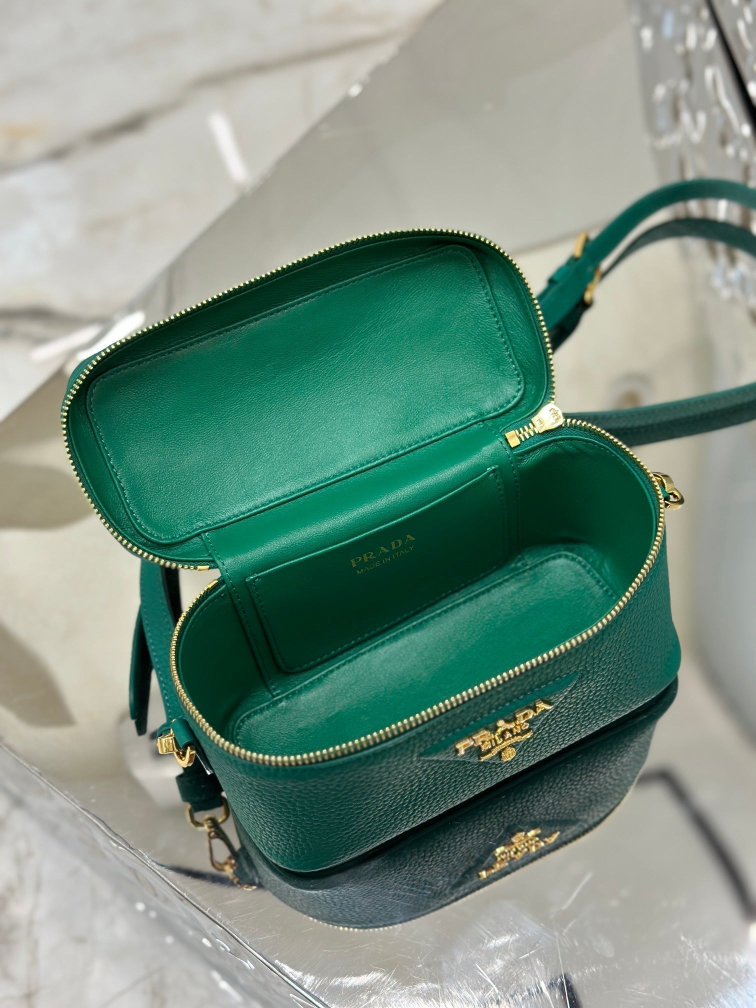 VANITY CASE 18 IN EMERALD GREEN GRAINED CALFSKIN GOLD HARDWARE mysite