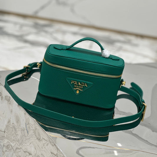 VANITY CASE 18 IN EMERALD GREEN GRAINED CALFSKIN GOLD HARDWARE mysite