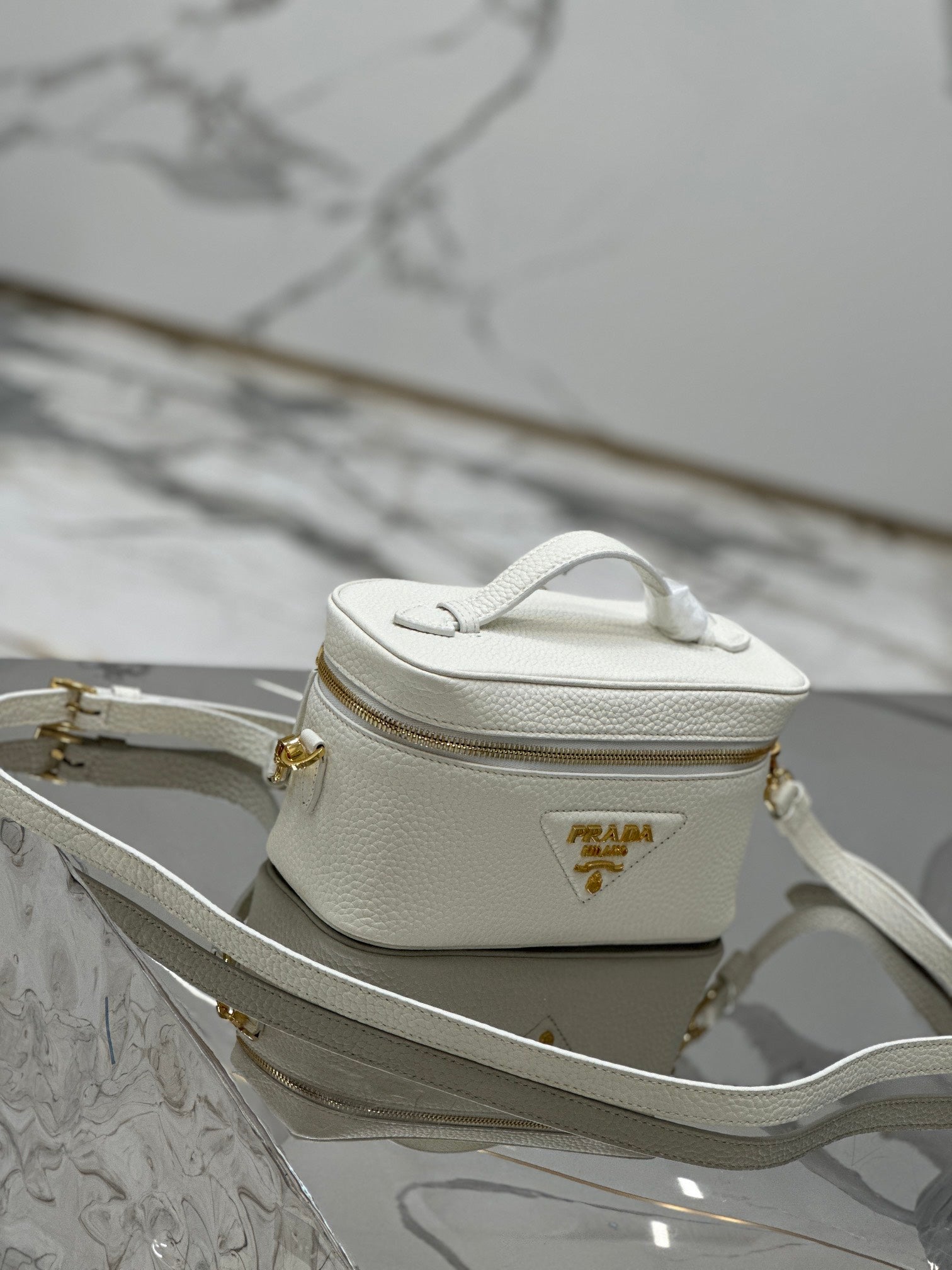 VANITY CASE 18 IN WHITE GRAINED CALFSKIN GOLD HARDWARE mysite