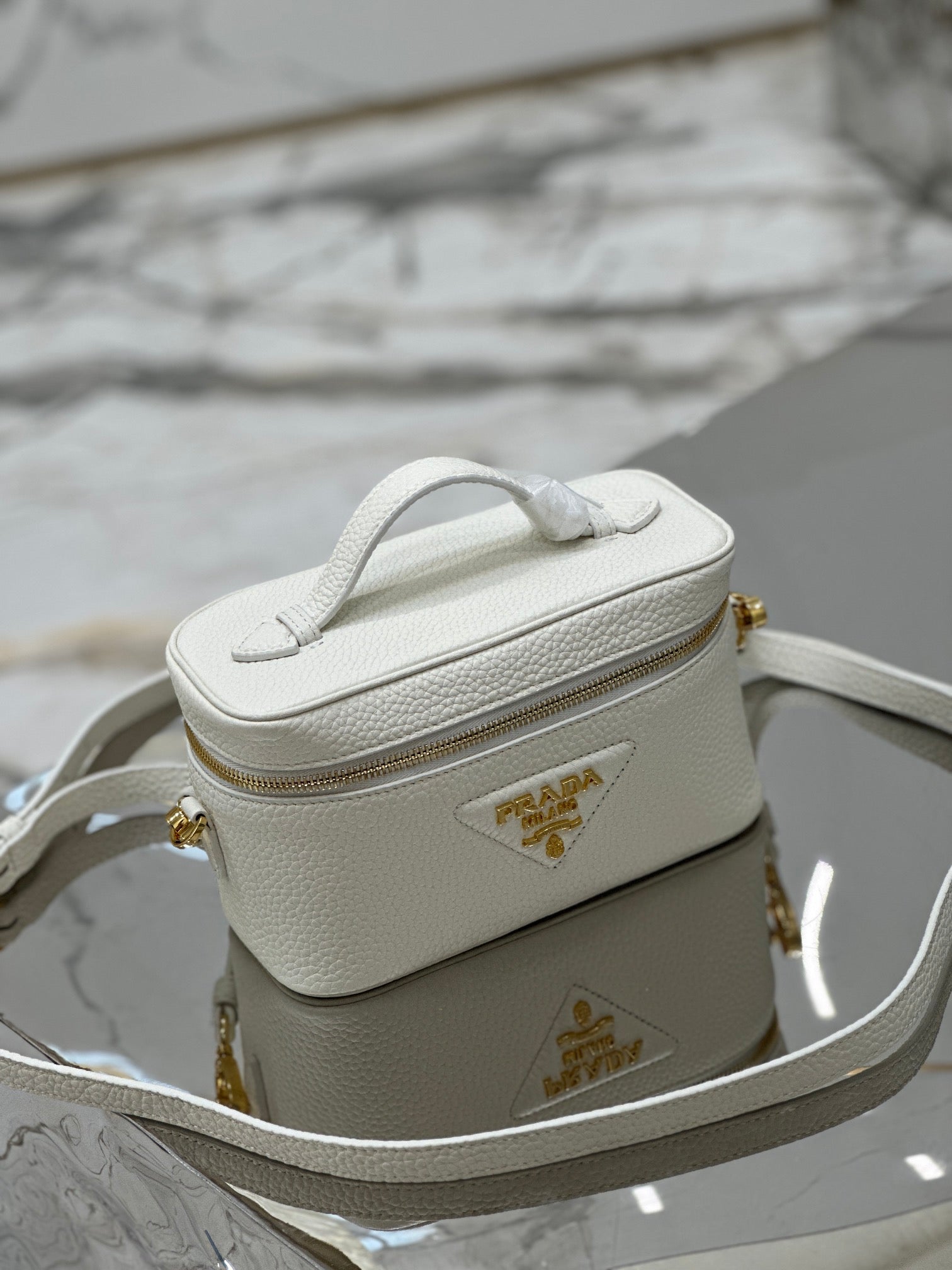 VANITY CASE 18 IN WHITE GRAINED CALFSKIN GOLD HARDWARE mysite