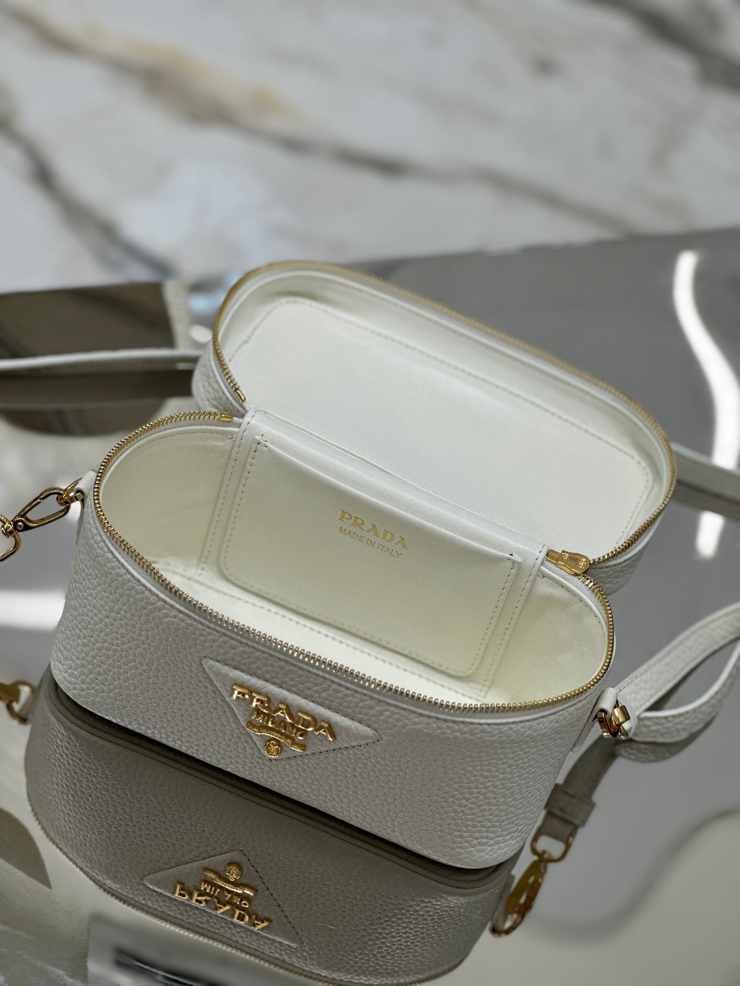 VANITY CASE 18 IN WHITE GRAINED CALFSKIN GOLD HARDWARE mysite