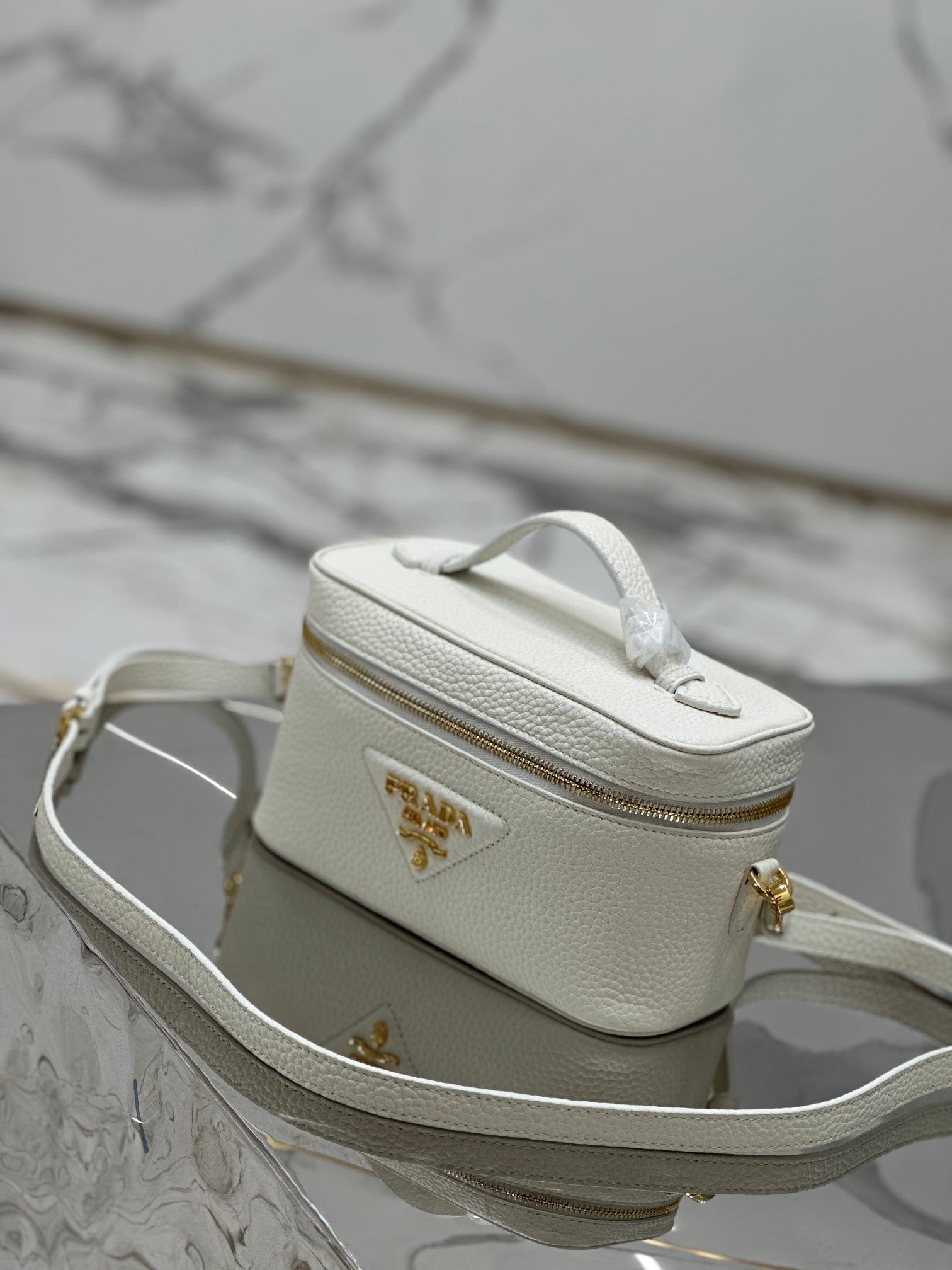 VANITY CASE 18 IN WHITE GRAINED CALFSKIN GOLD HARDWARE mysite