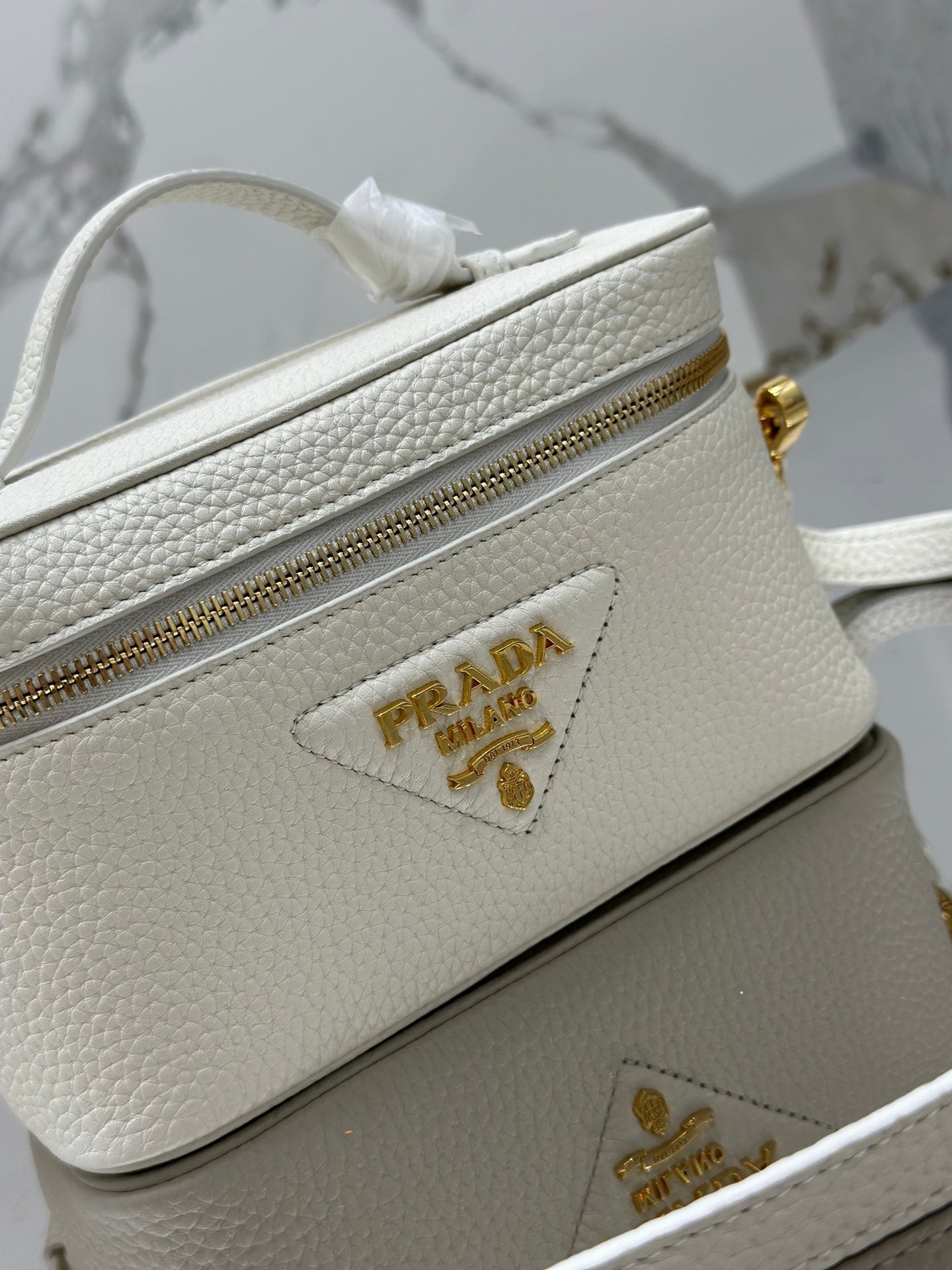 VANITY CASE 18 IN WHITE GRAINED CALFSKIN GOLD HARDWARE mysite