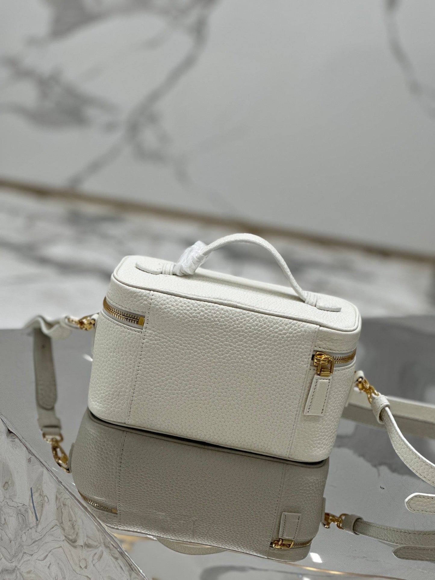 VANITY CASE 18 IN WHITE GRAINED CALFSKIN GOLD HARDWARE mysite