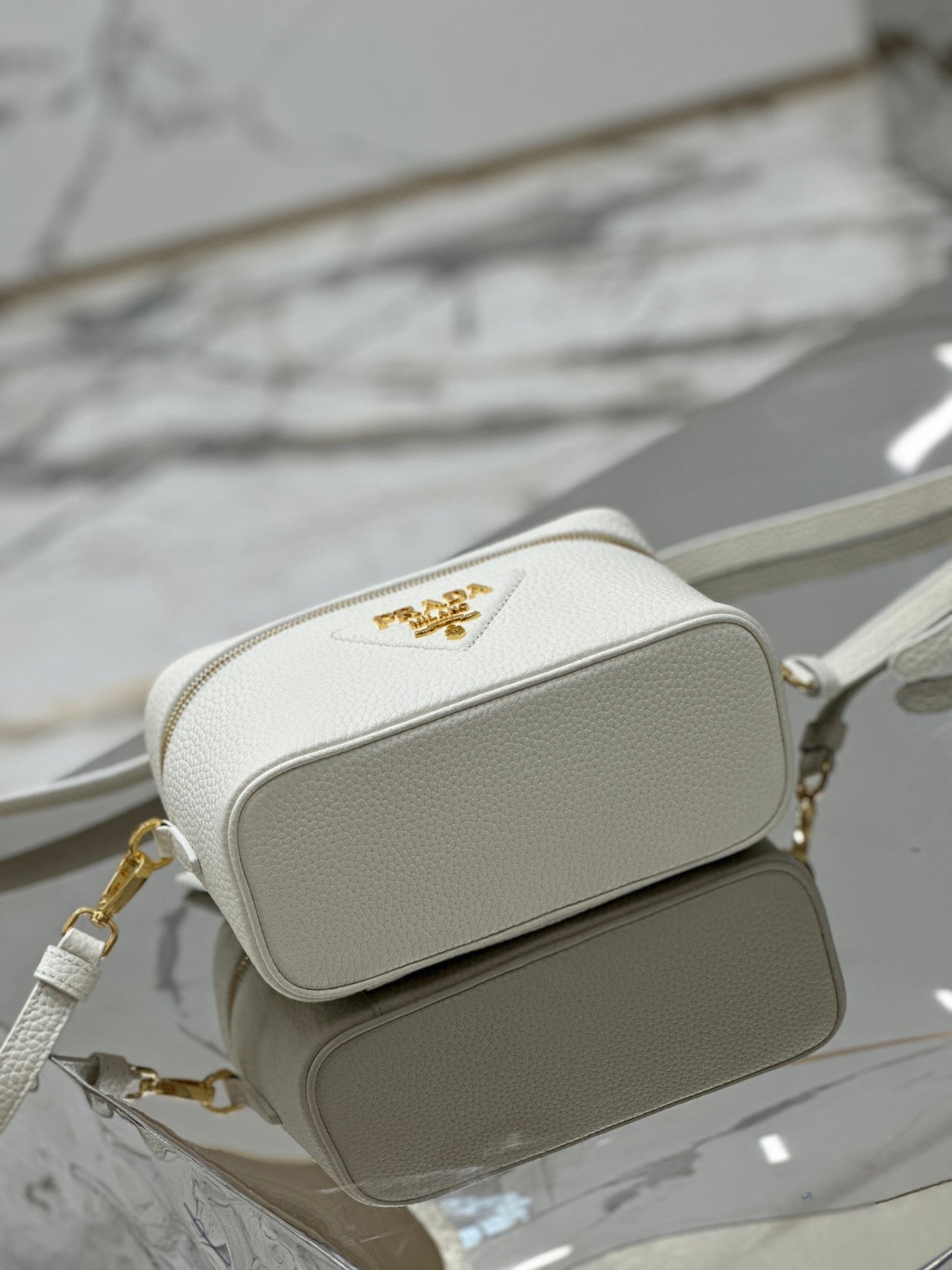 VANITY CASE 18 IN WHITE GRAINED CALFSKIN GOLD HARDWARE mysite