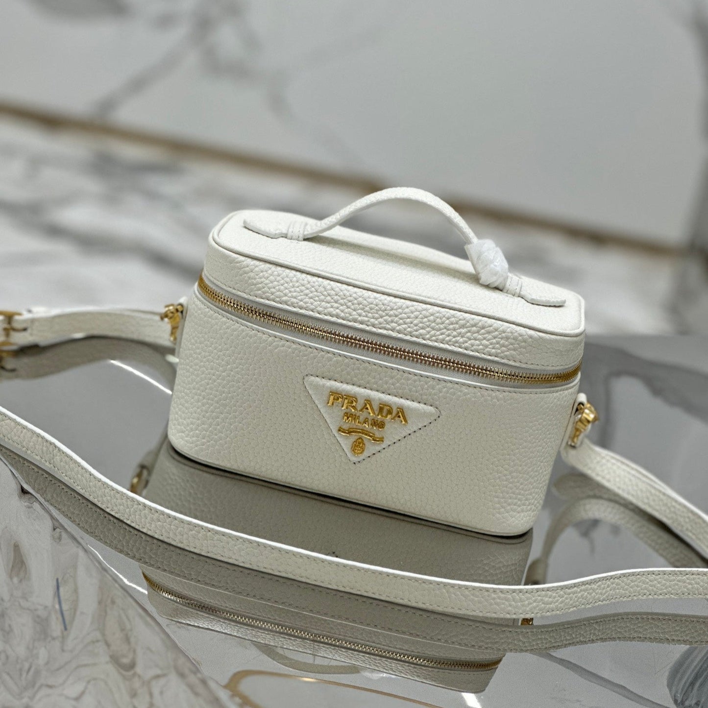 VANITY CASE 18 IN WHITE GRAINED CALFSKIN GOLD HARDWARE mysite