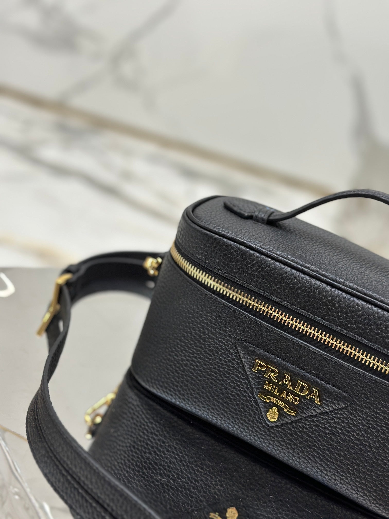 VANITY CASE 18 IN BLACK GRAINED CALFSKIN GOLD HARDWARE mysite