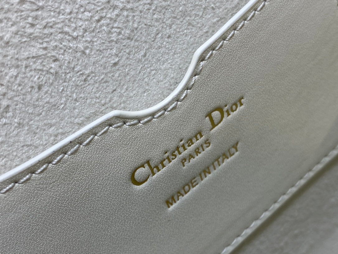 MEDIUM CD BOBBY 22CM WHITE CALFSKIN GOLD HARDWARE mysite