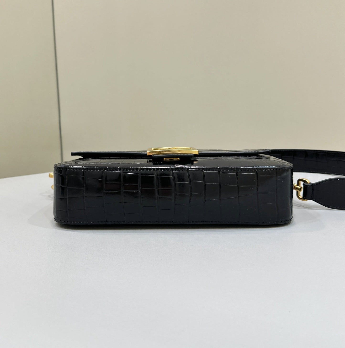 BAGUETTE 27 IN BLACK CROCODILE PATTERN GLOSSY CALFSKIN GOLD HARDWARE mysite