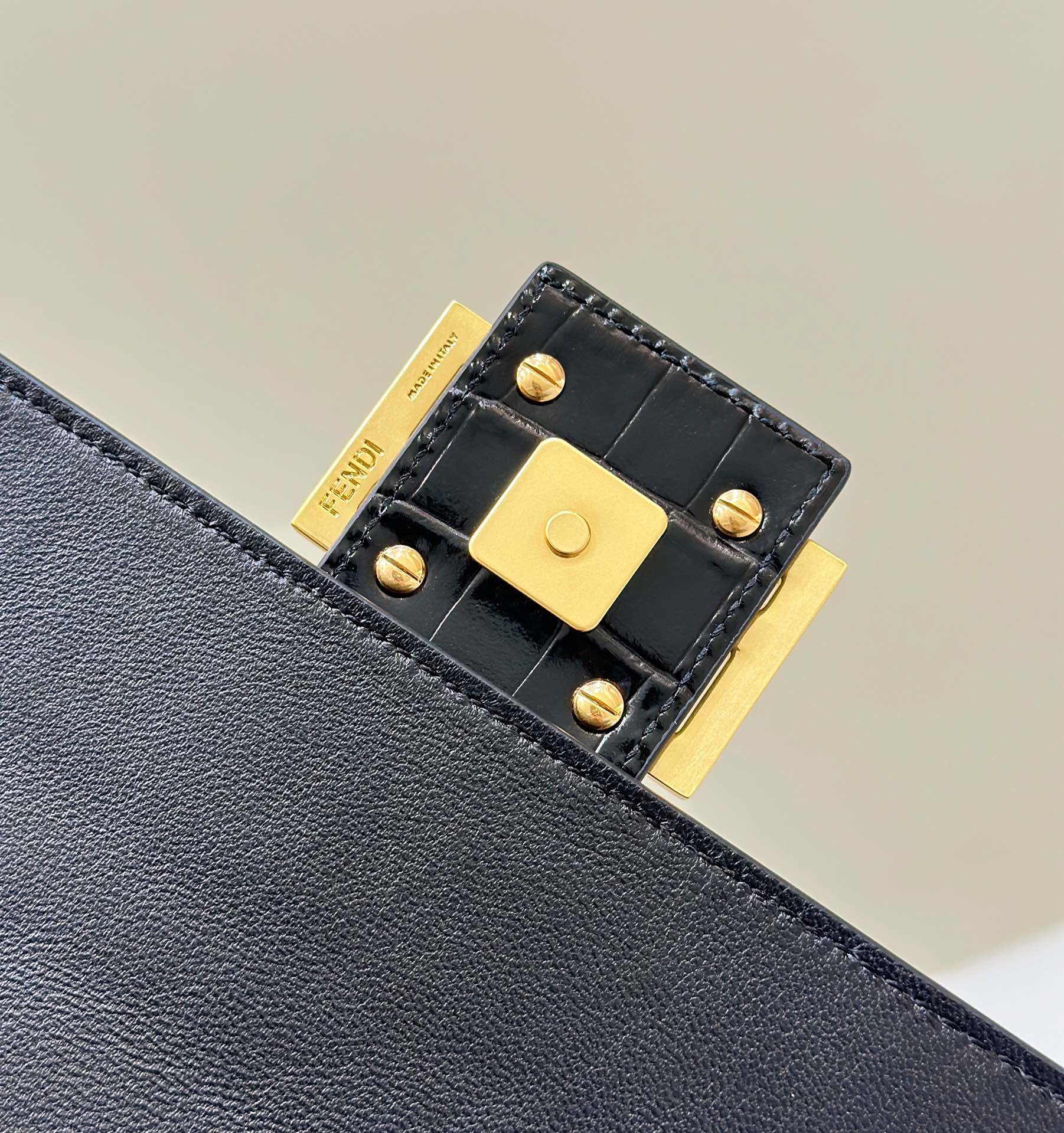 BAGUETTE 27 IN BLACK CROCODILE PATTERN GLOSSY CALFSKIN GOLD HARDWARE mysite