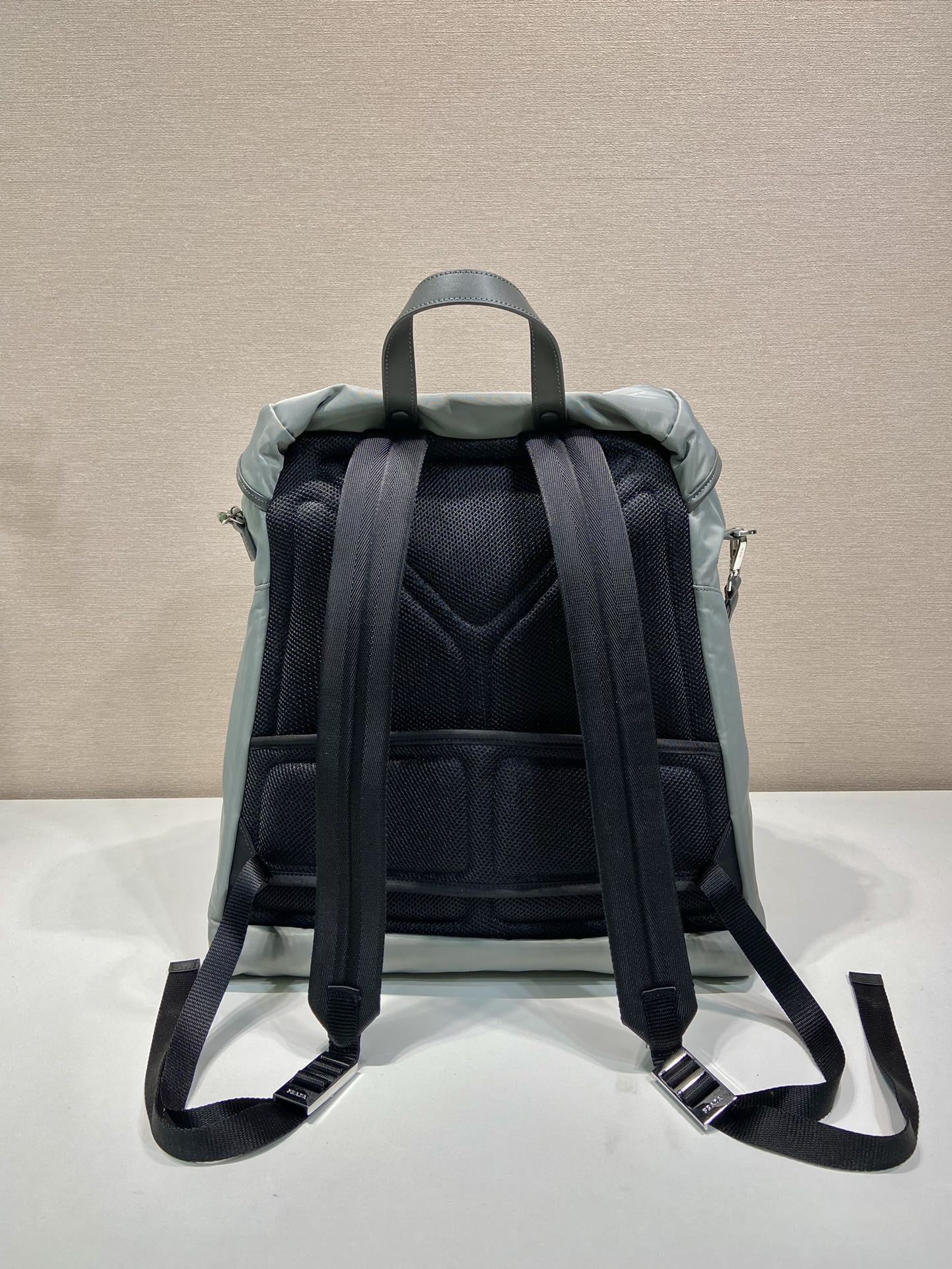 TRIANGLE LOGO BACKPACK 45 IN ASH GRAY RE-NYLON mysite