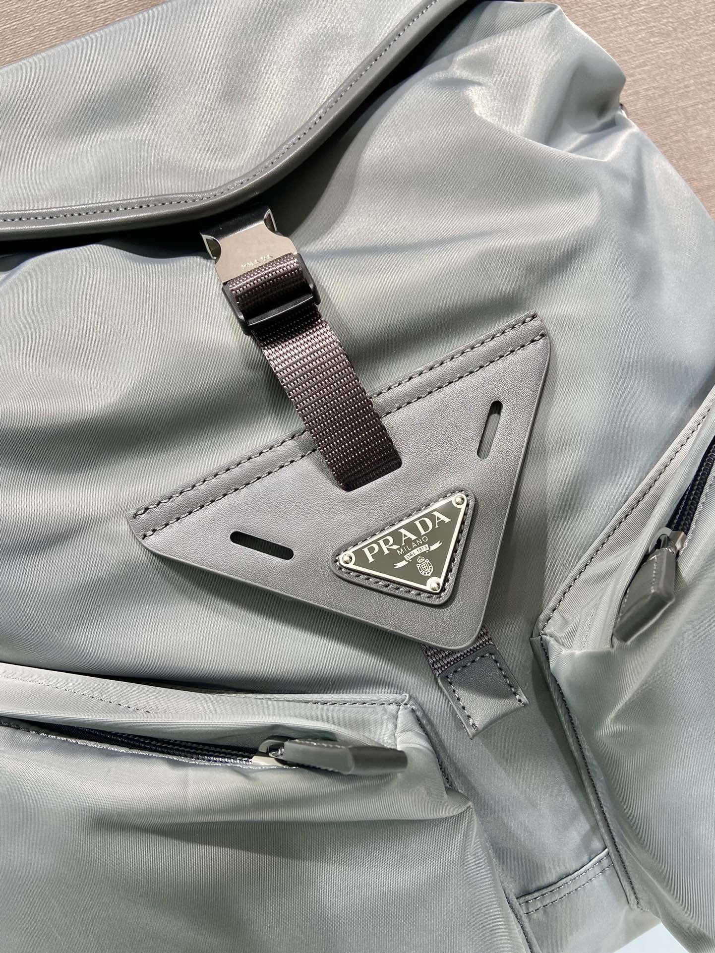 TRIANGLE LOGO BACKPACK 45 IN ASH GRAY RE-NYLON mysite