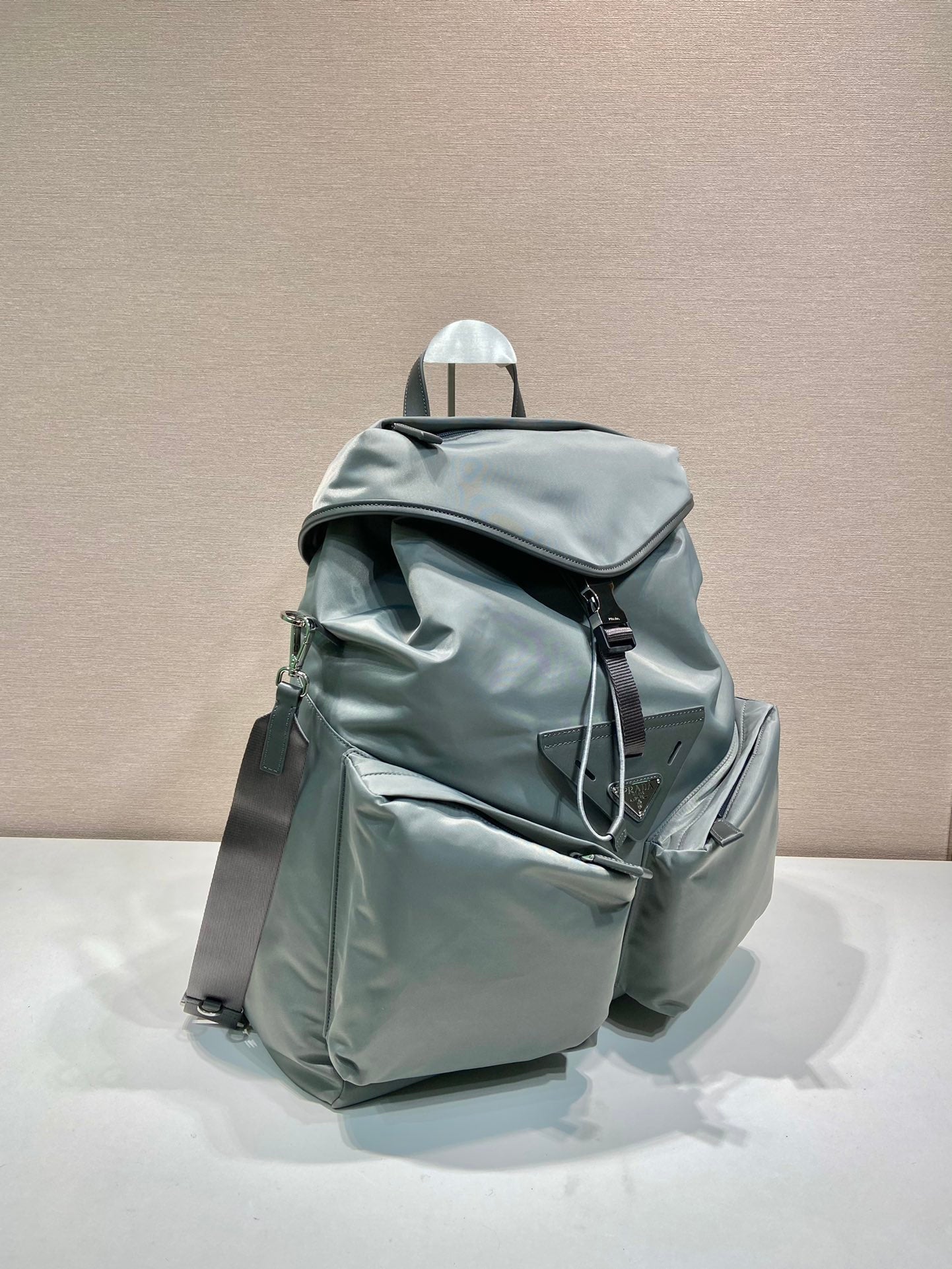 TRIANGLE LOGO BACKPACK 45 IN ASH GRAY RE-NYLON mysite