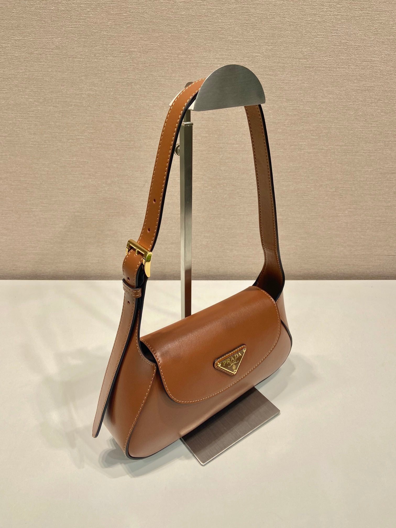 FLAP BAG 25 IN CINNAMON BROWN SMOOTH CALFSKIN TRIANGLE LOGO mysite
