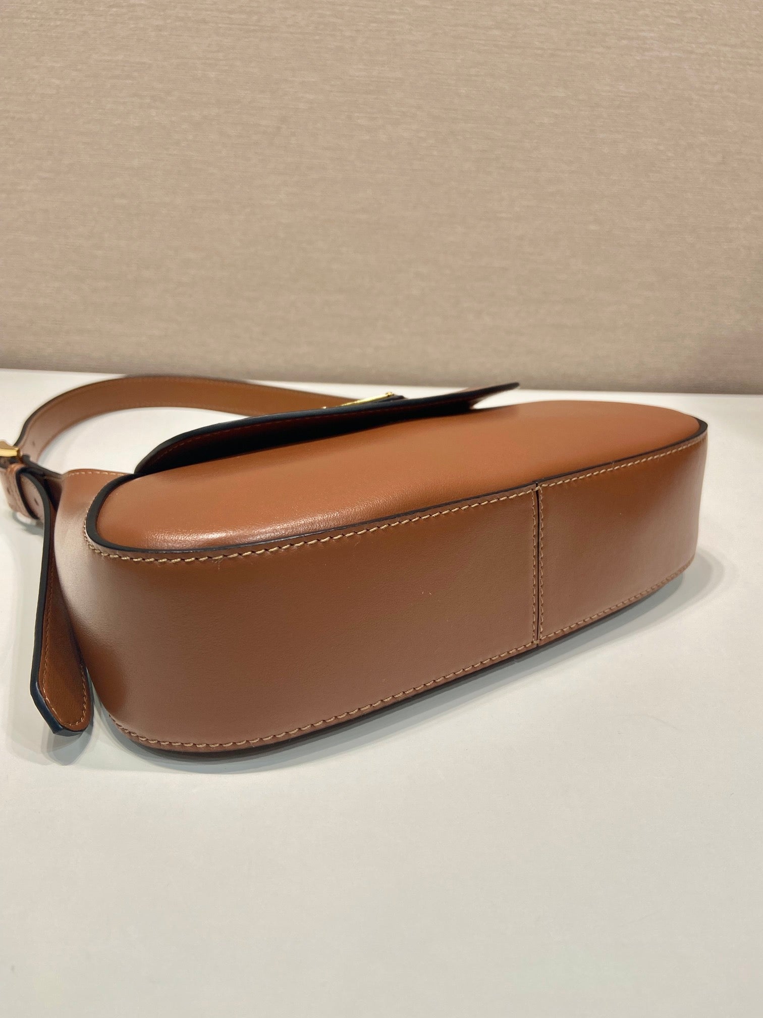 FLAP BAG 25 IN CINNAMON BROWN SMOOTH CALFSKIN TRIANGLE LOGO mysite