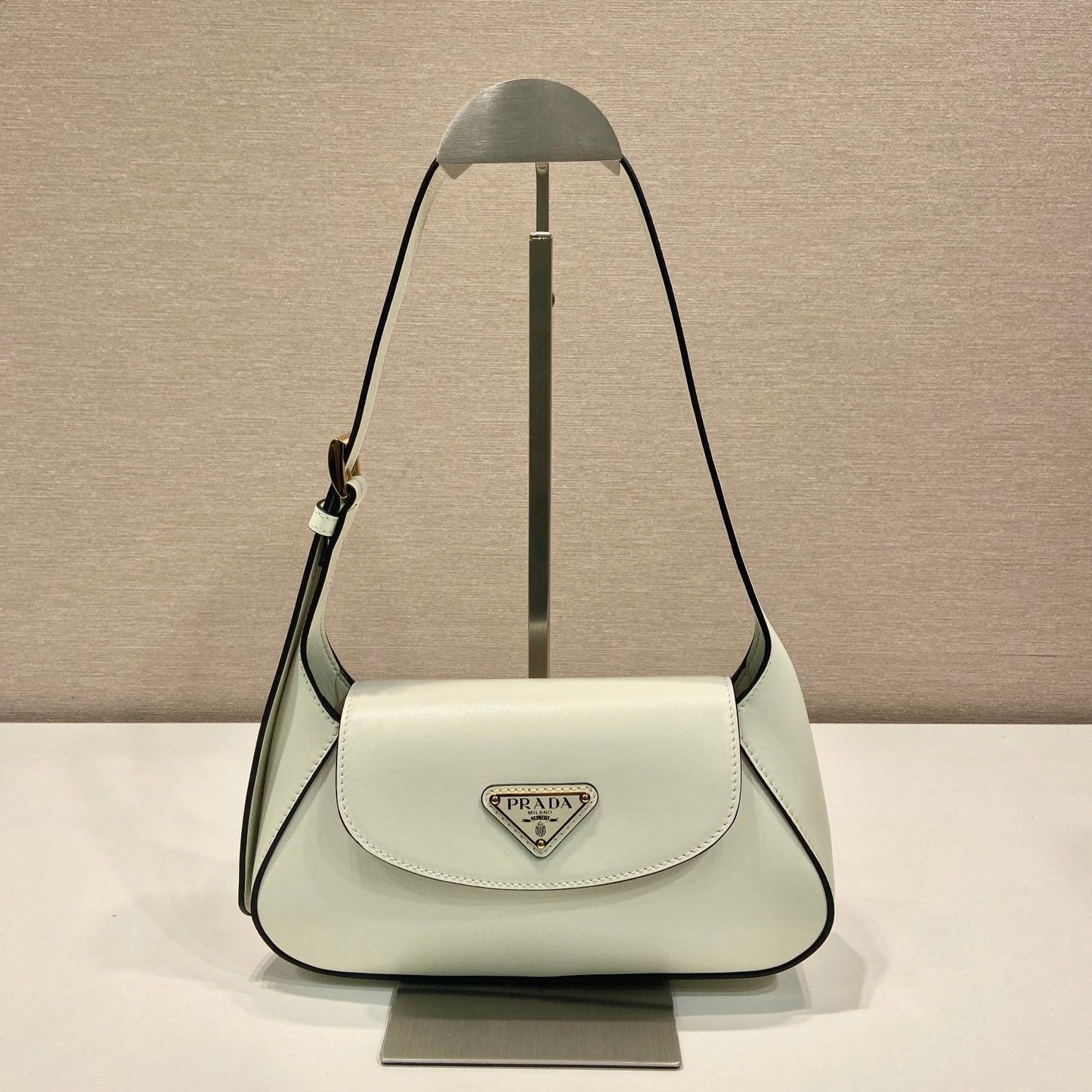 FLAP BAG 25 IN WHITE SMOOTH CALFSKIN TRIANGLE LOGO mysite