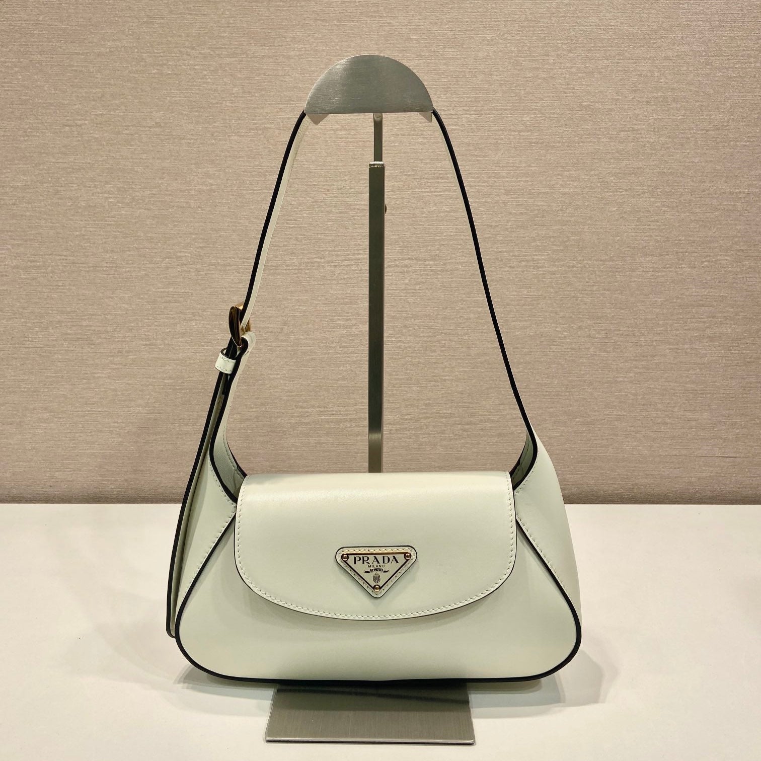 FLAP BAG 25 IN WHITE SMOOTH CALFSKIN TRIANGLE LOGO mysite