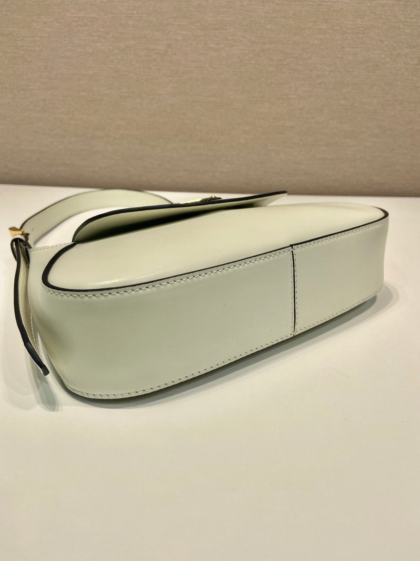 FLAP BAG 25 IN WHITE SMOOTH CALFSKIN TRIANGLE LOGO mysite