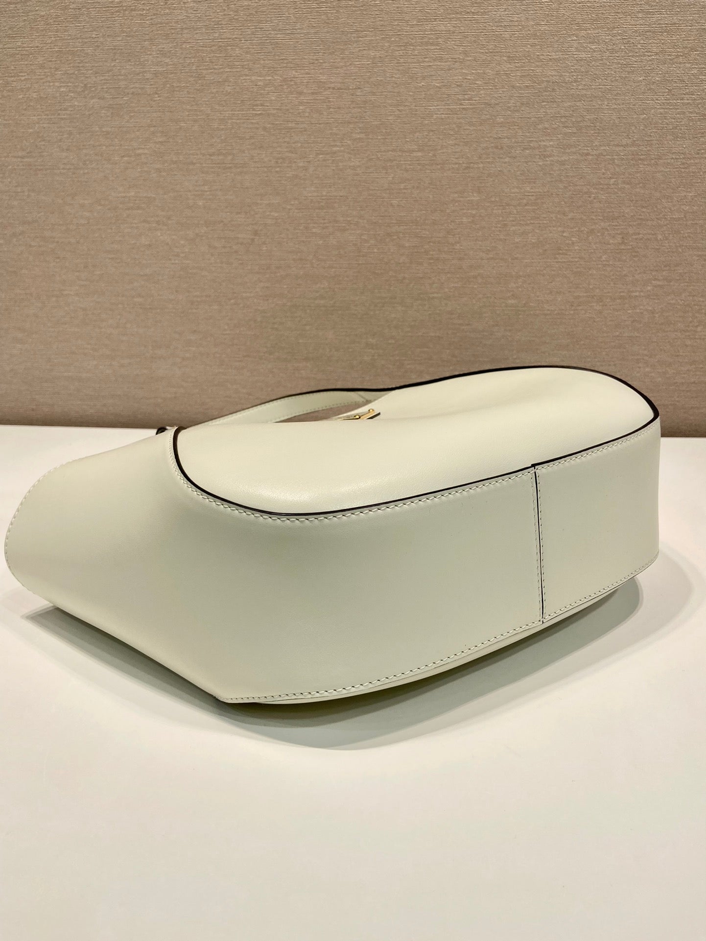 TOTE BAG 28 IN WHITE SHEEPSKIN GOLD LOGO mysite