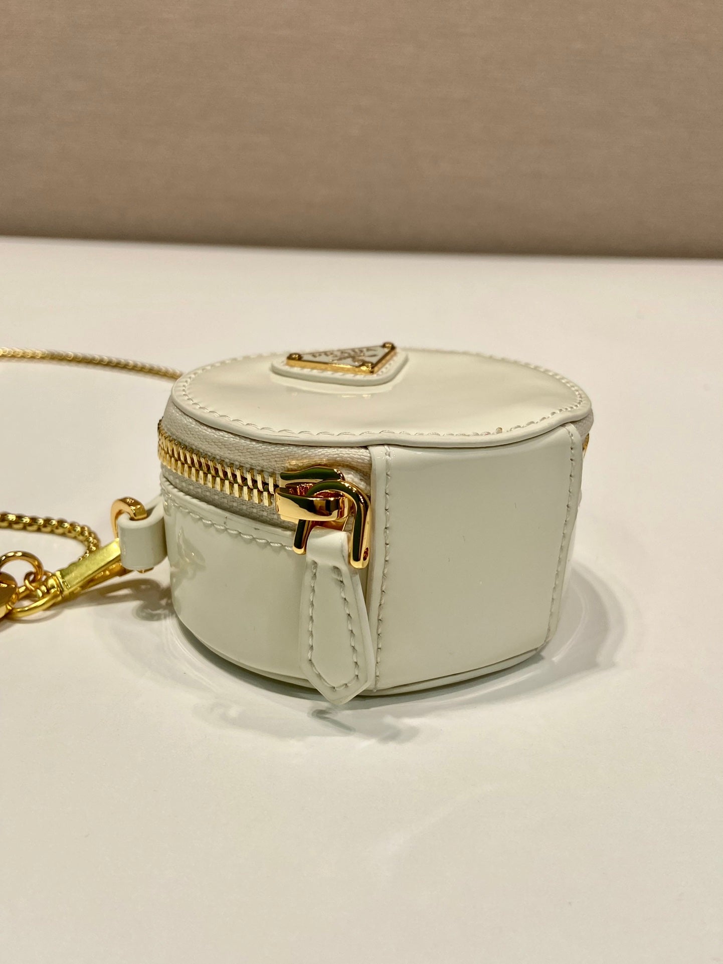 MINI ROUND BAG 8 IN WHITE GLOSSY CALFSKIN GOLD HARDWARE mysite