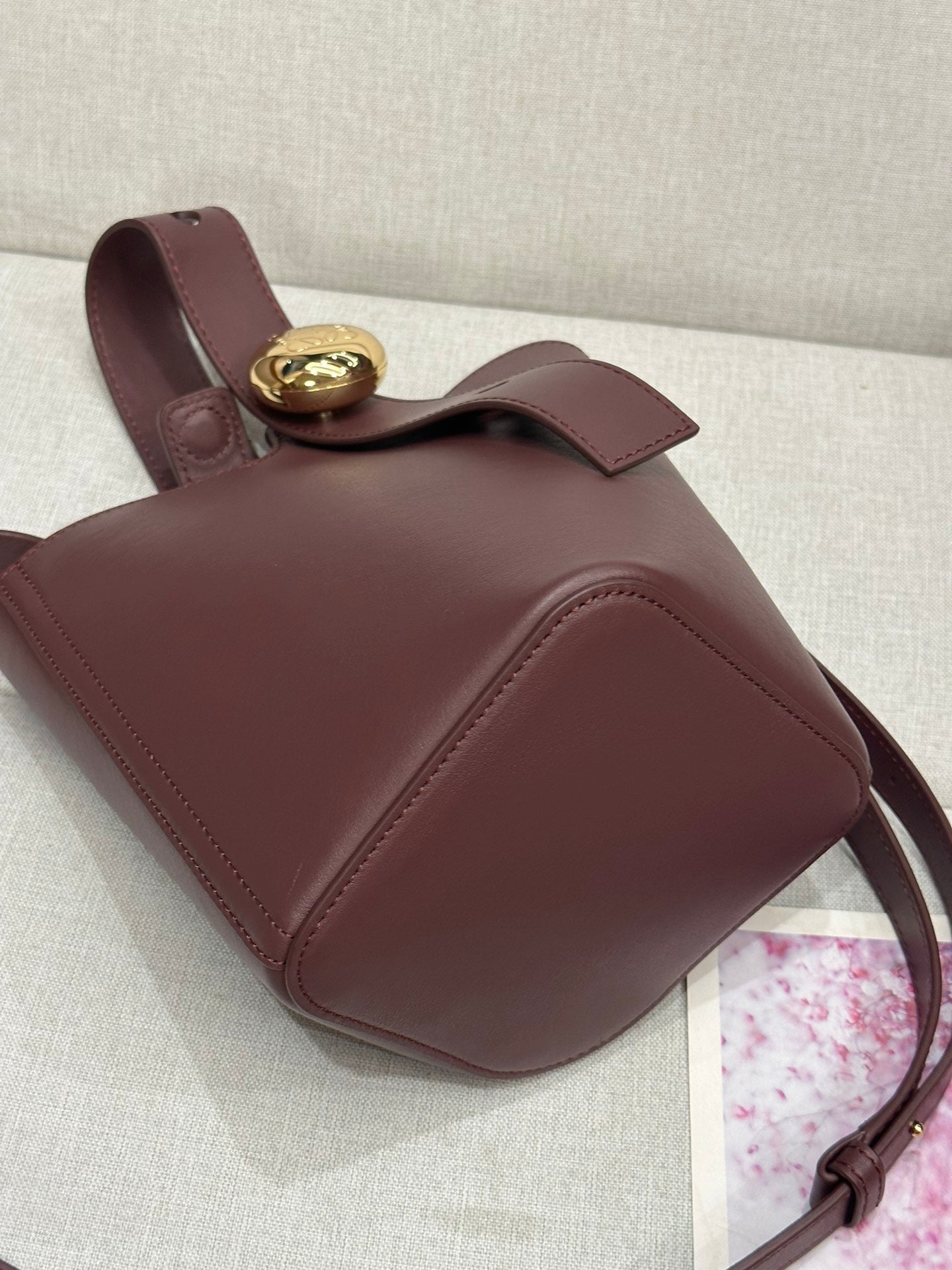 LOE MINI 19 PEBBLE BUCKET IN DARK BURGUNDY MELLOW CALFSKIN mysite