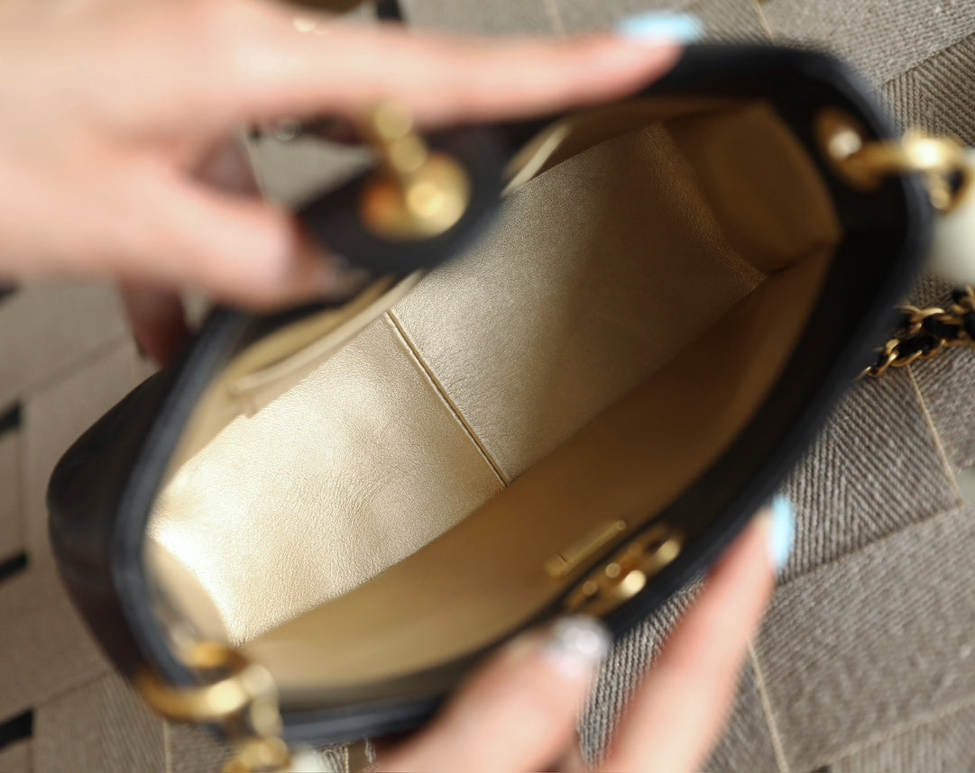 cc 24s hobo bag 19cm black lambskin pearl ball mysite