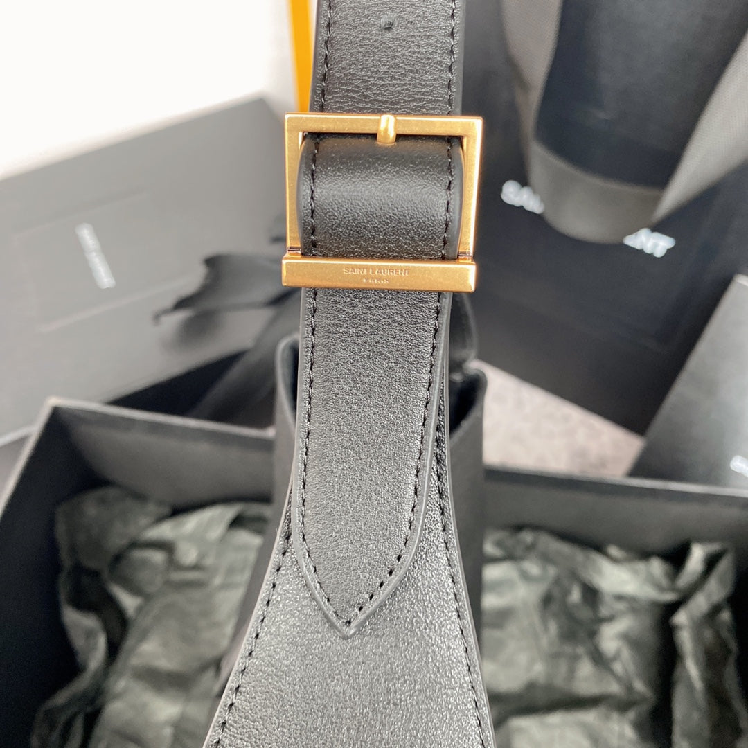 LE 5 À 7 SMALL SUPPLE 23 IN GRAY LAMBSKIN GOLD BUCKLE mysite