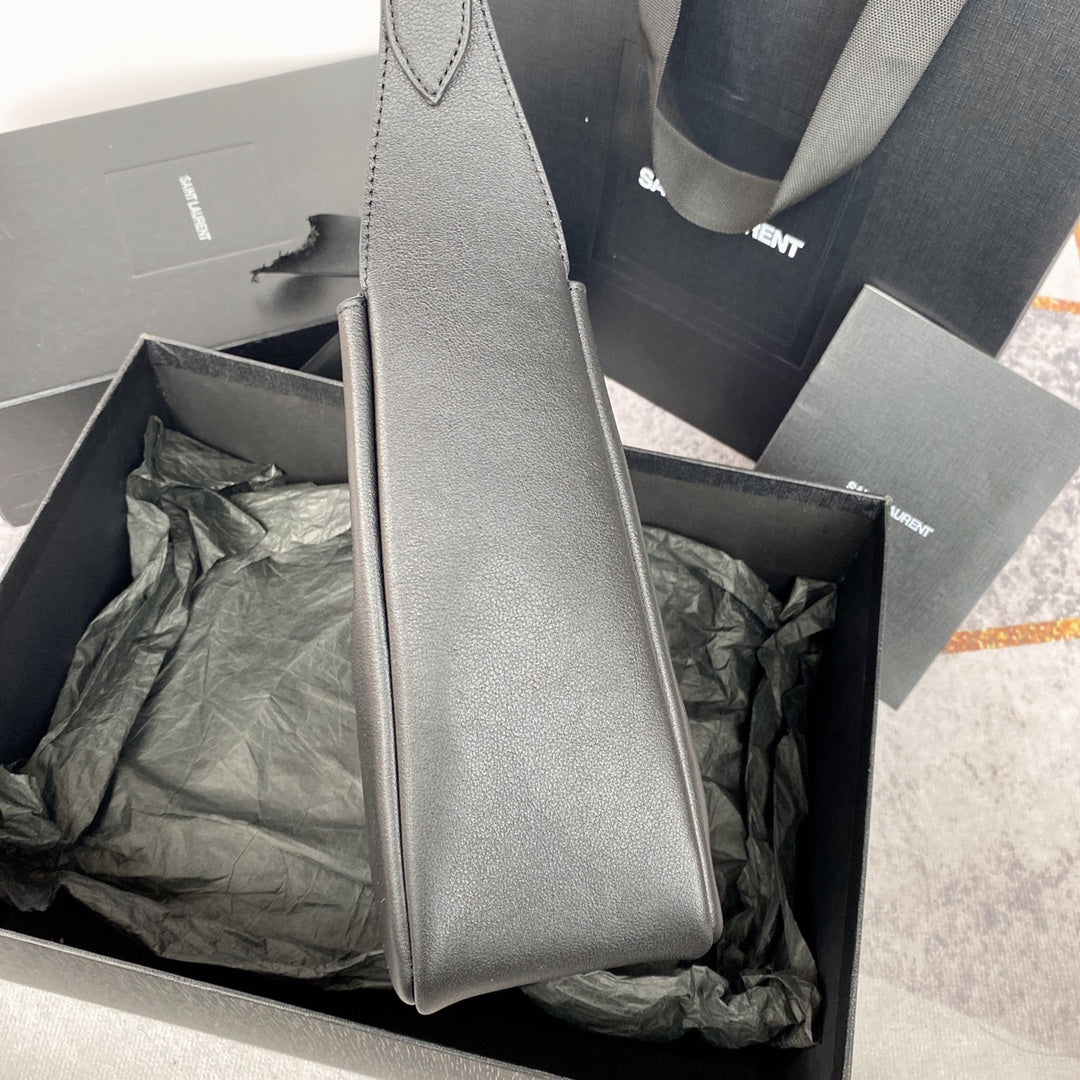 LE 5 À 7 SMALL SUPPLE 23 IN GRAY LAMBSKIN GOLD BUCKLE mysite