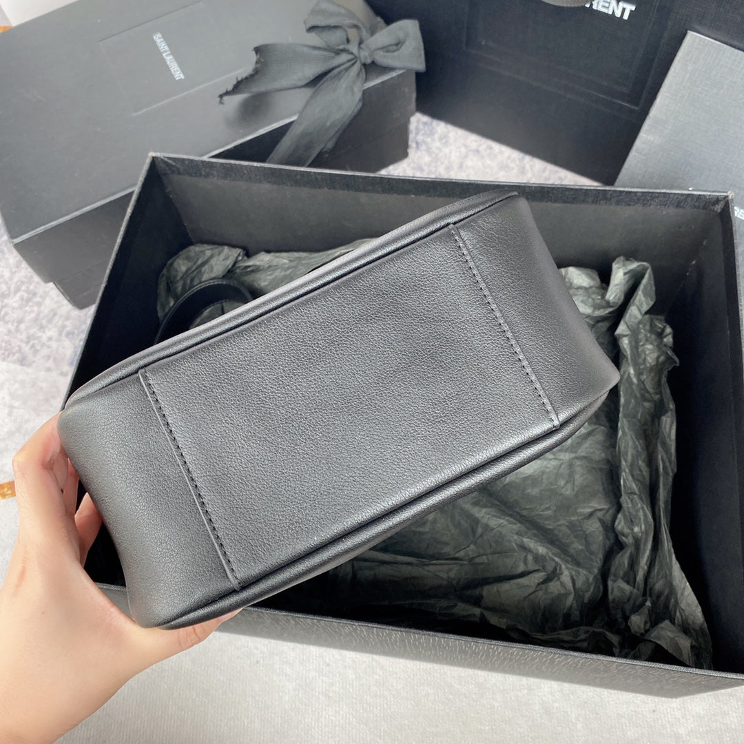 LE 5 À 7 SMALL SUPPLE 23 IN GRAY LAMBSKIN GOLD BUCKLE mysite