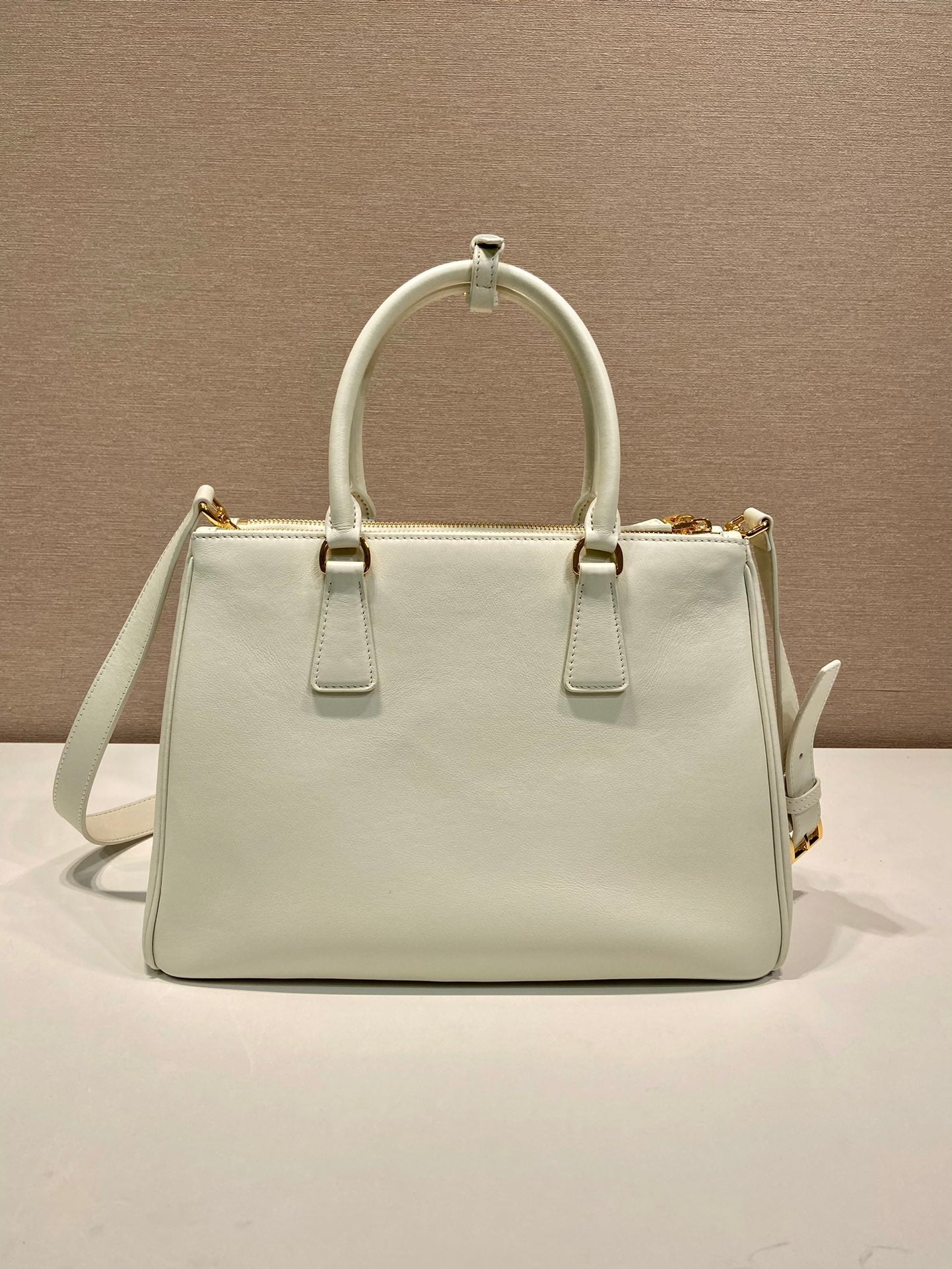 LARGE GALLERIA BAG 32 IN WHITE SMOOTH CALFSKIN GOLD HARDWARE mysite