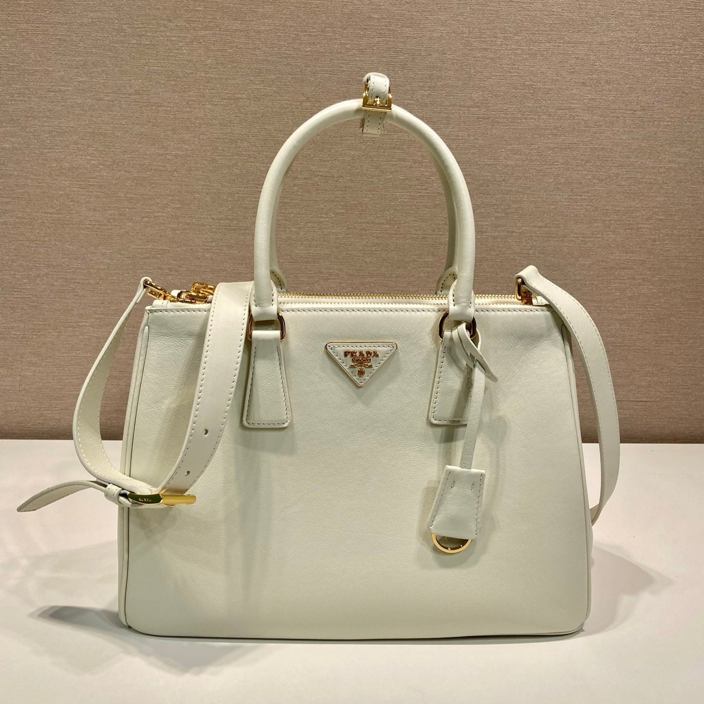 LARGE GALLERIA BAG 32 IN WHITE SMOOTH CALFSKIN GOLD HARDWARE mysite