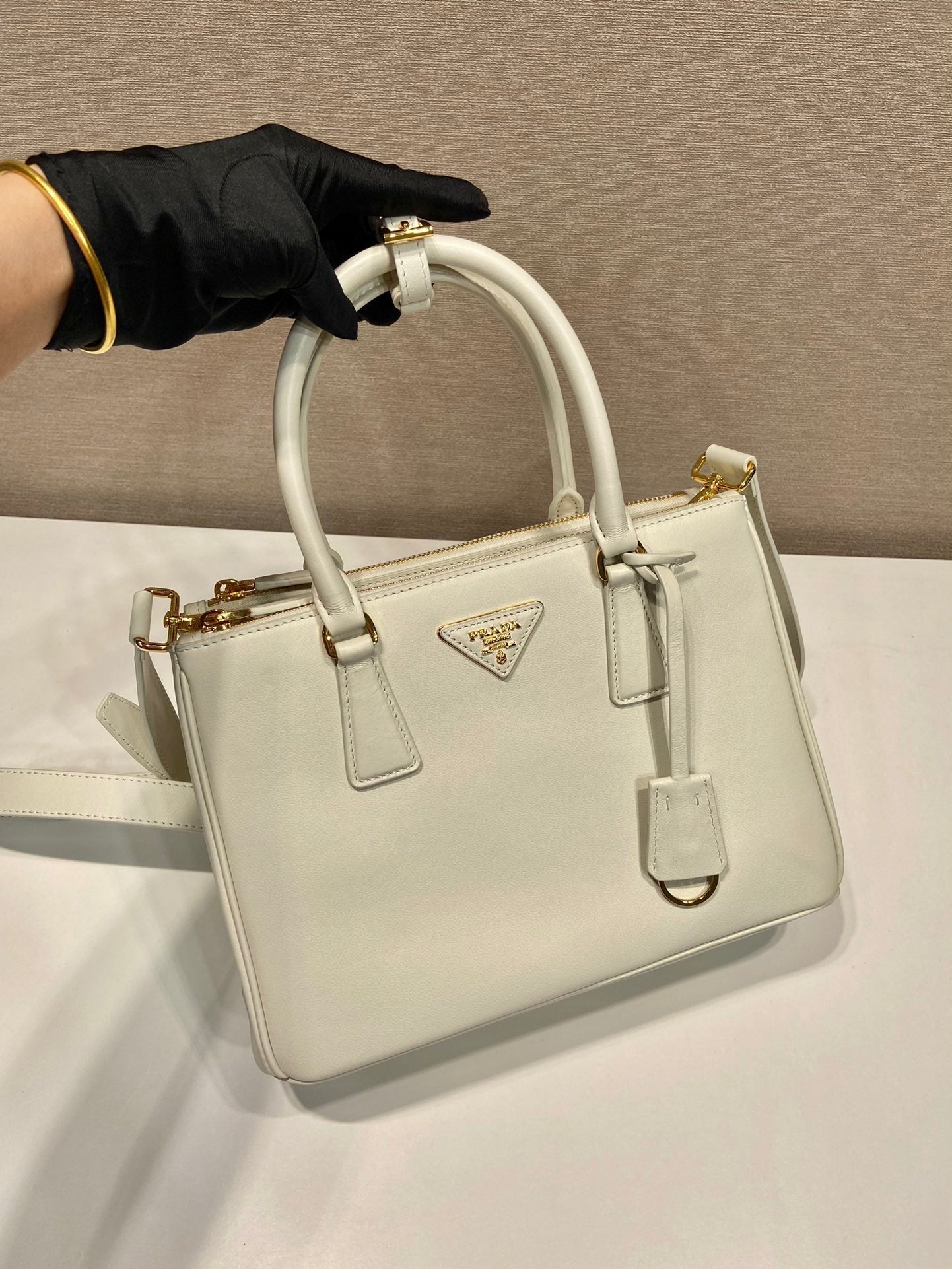 MEDIUM GALLERIA BAG 28 IN WHITE SMOOTH CALFSKIN GOLD HARDWARE mysite