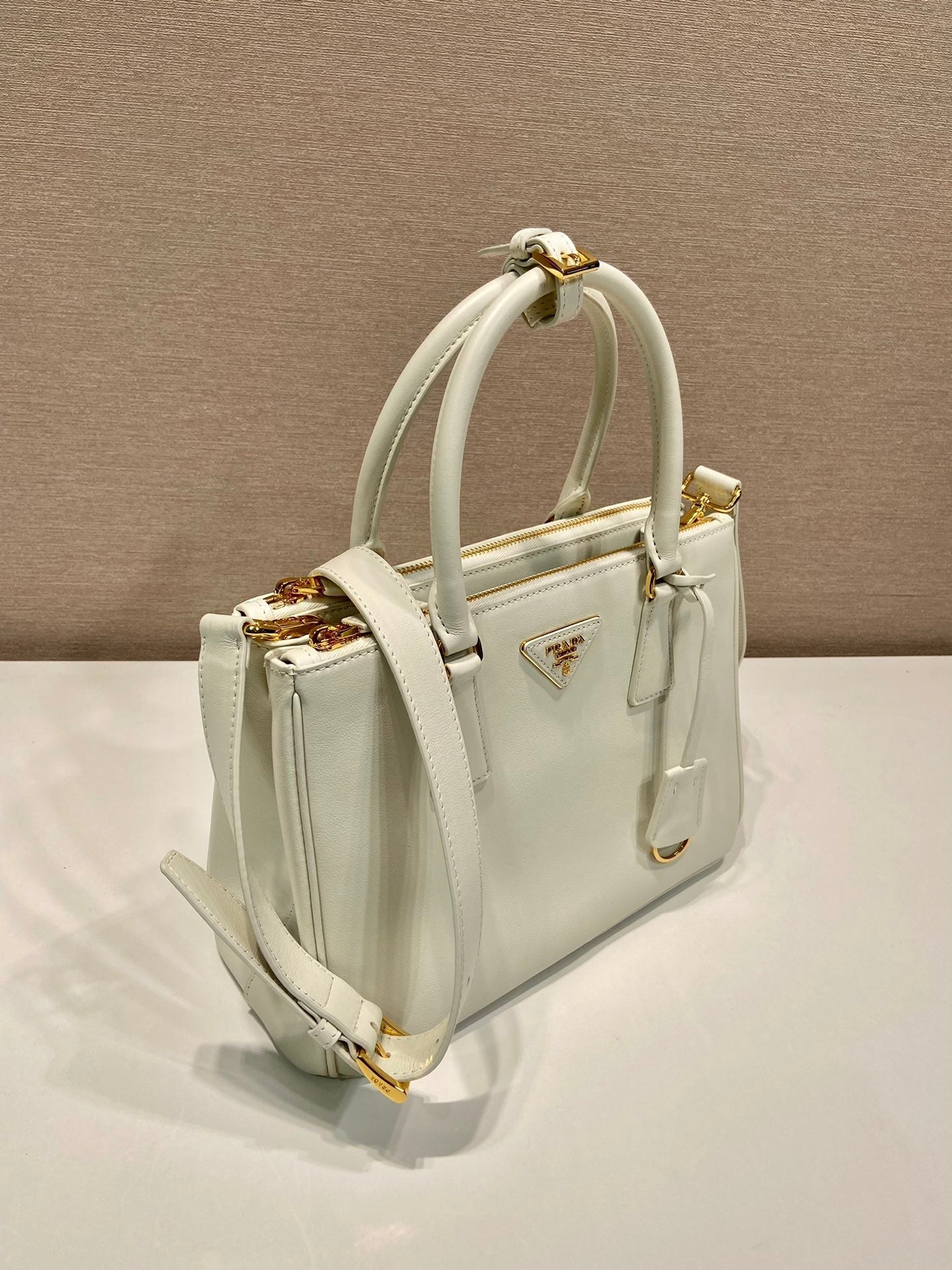 MEDIUM GALLERIA BAG 28 IN WHITE SMOOTH CALFSKIN GOLD HARDWARE mysite