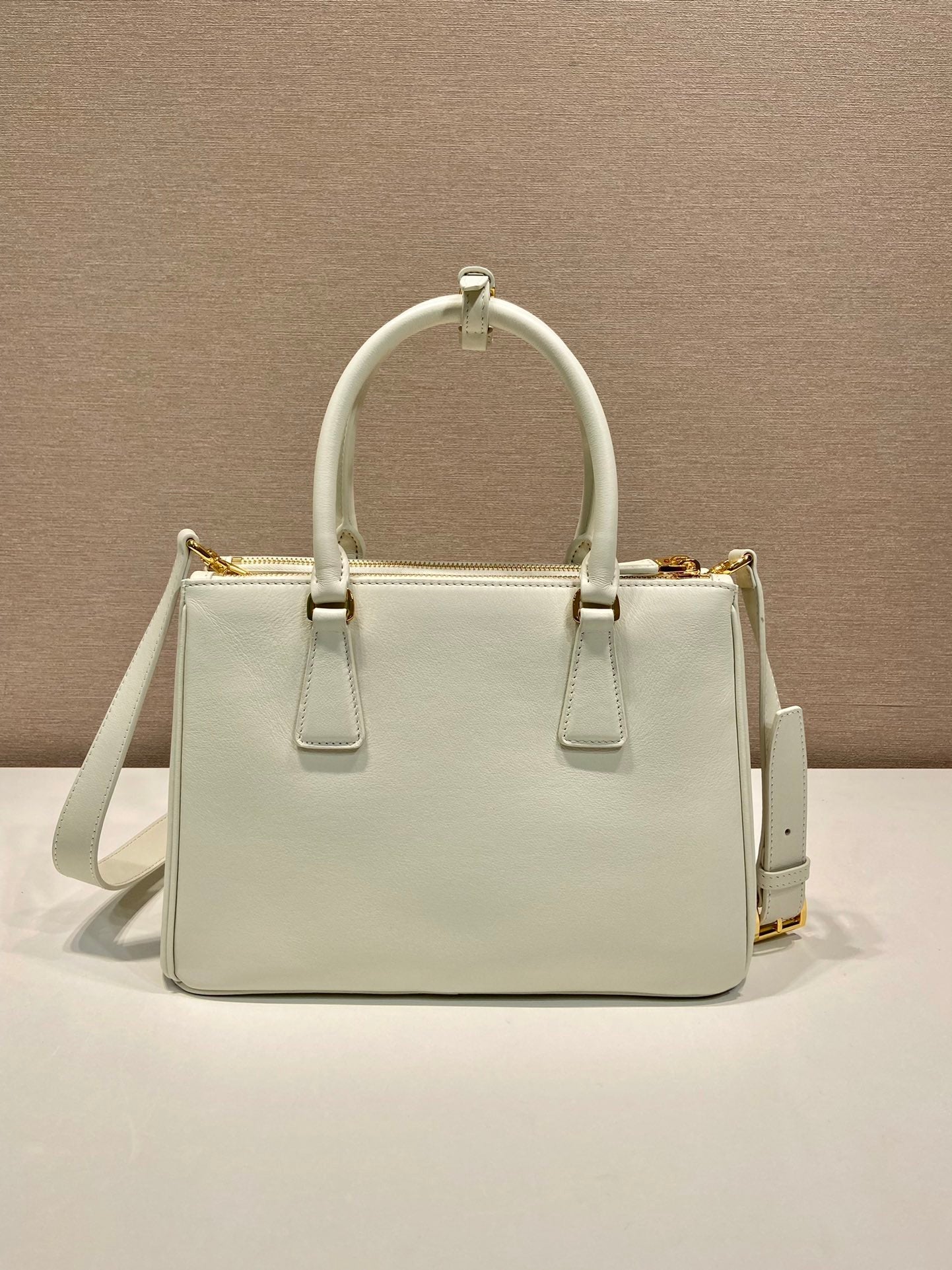 MEDIUM GALLERIA BAG 28 IN WHITE SMOOTH CALFSKIN GOLD HARDWARE mysite