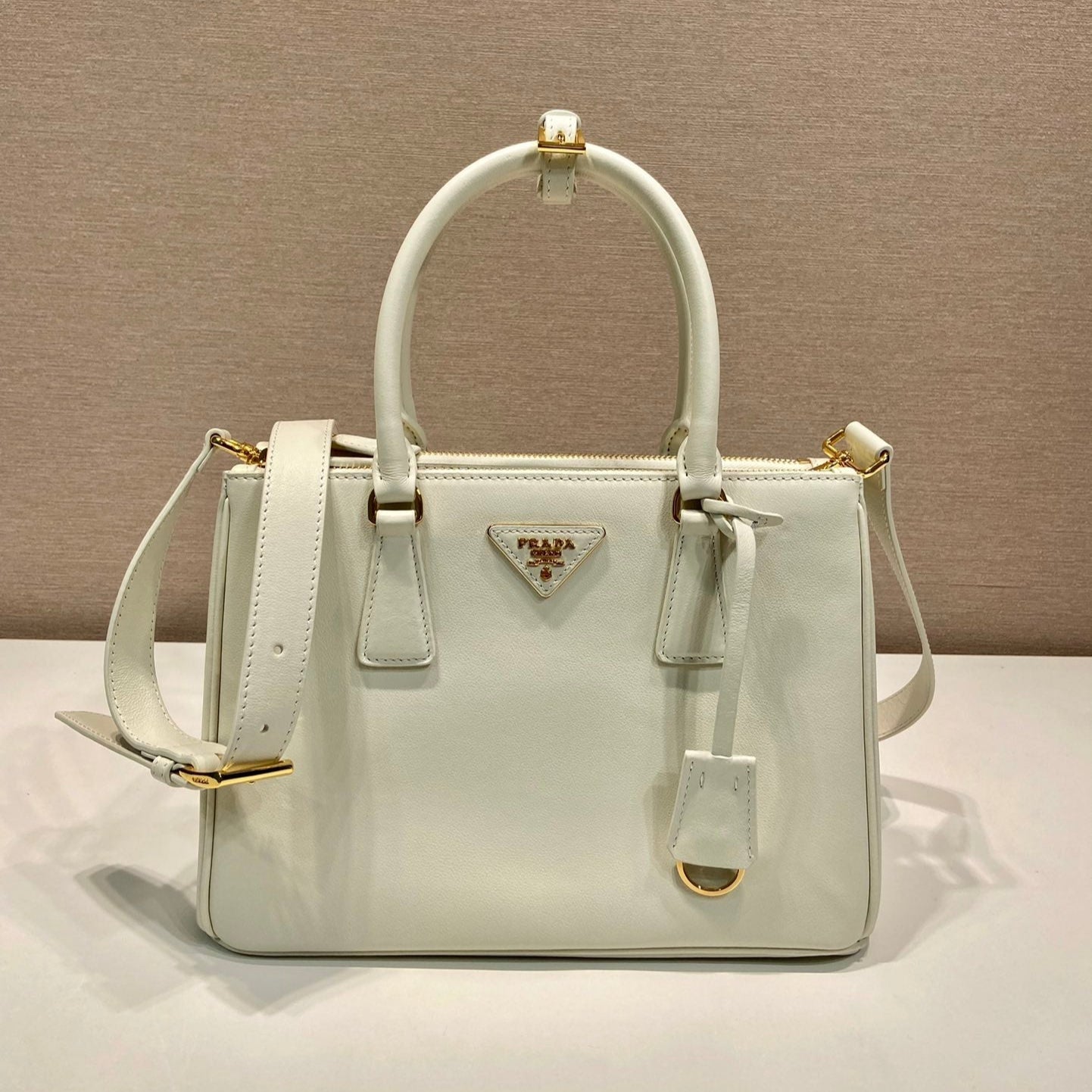 MEDIUM GALLERIA BAG 28 IN WHITE SMOOTH CALFSKIN GOLD HARDWARE mysite