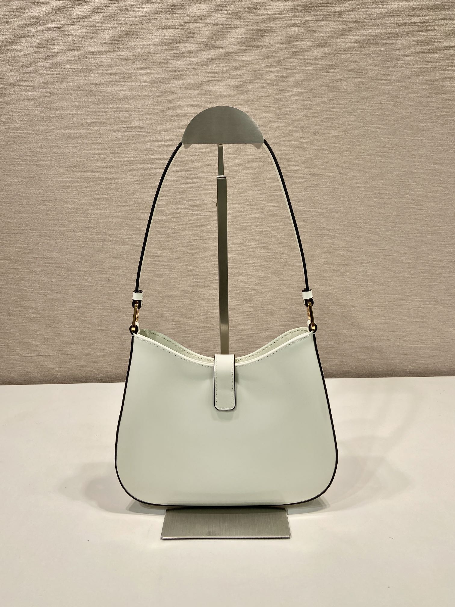 CLEO SHOULDER BAG 22 IN WHITE BRUSHED LAMBSKIN WITH CLASP CLOSURE mysite