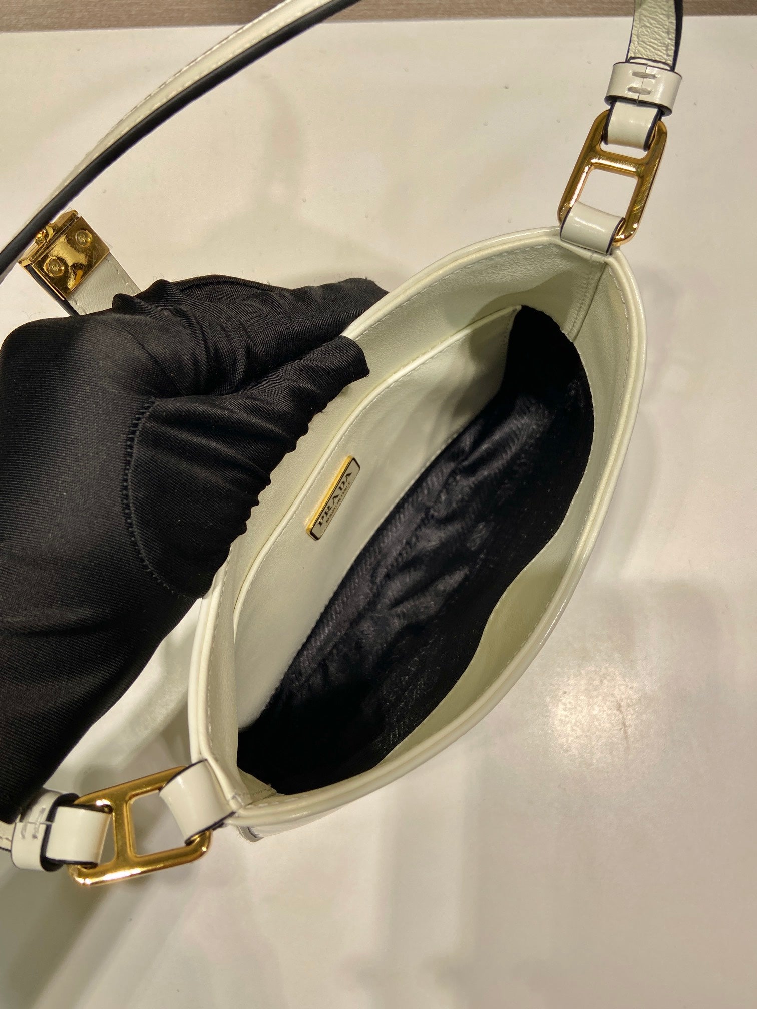 CLEO SHOULDER BAG 22 IN WHITE BRUSHED LAMBSKIN WITH CLASP CLOSURE mysite